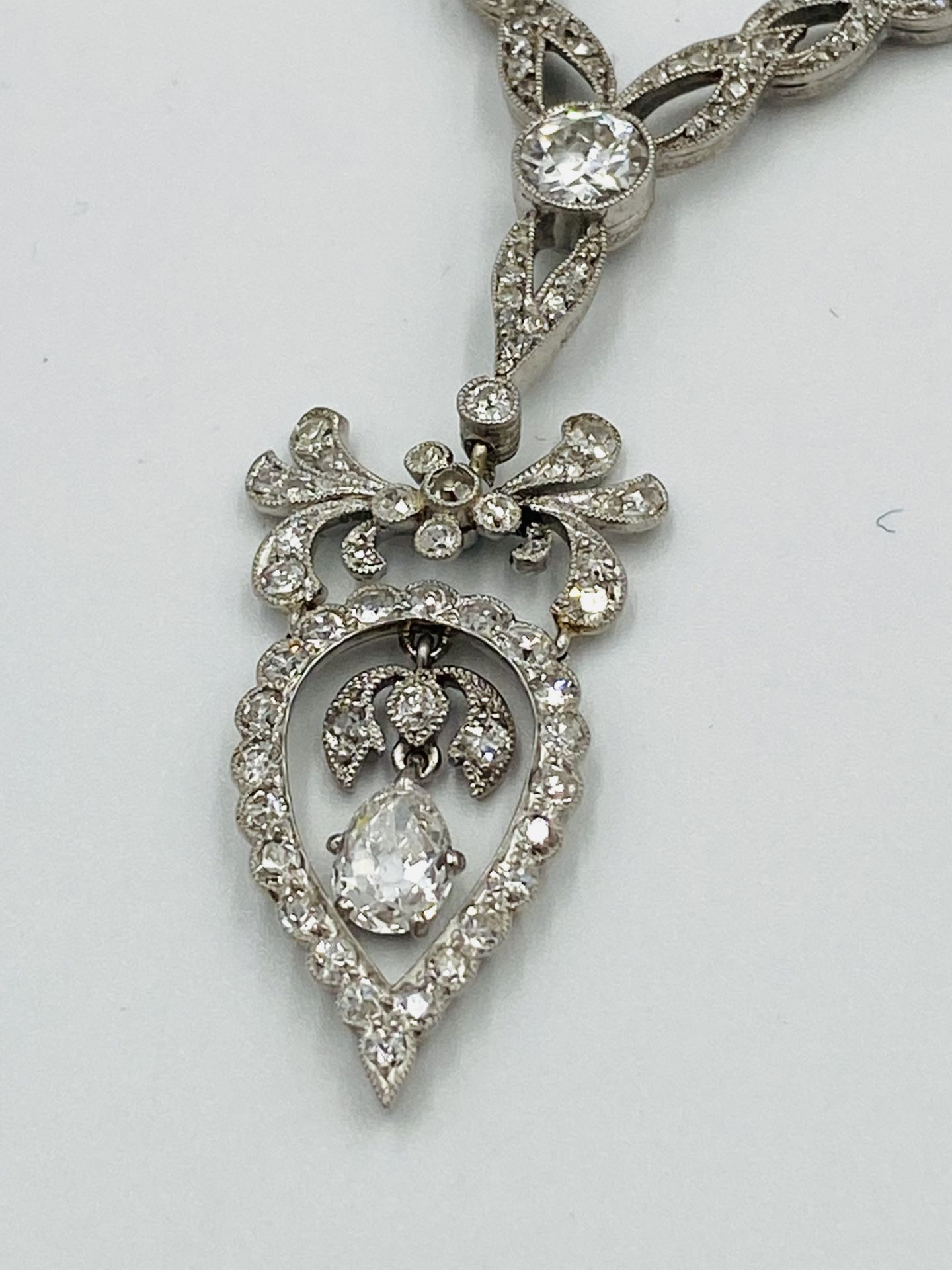 Edwardian white gold and diamond necklace - Image 9 of 10