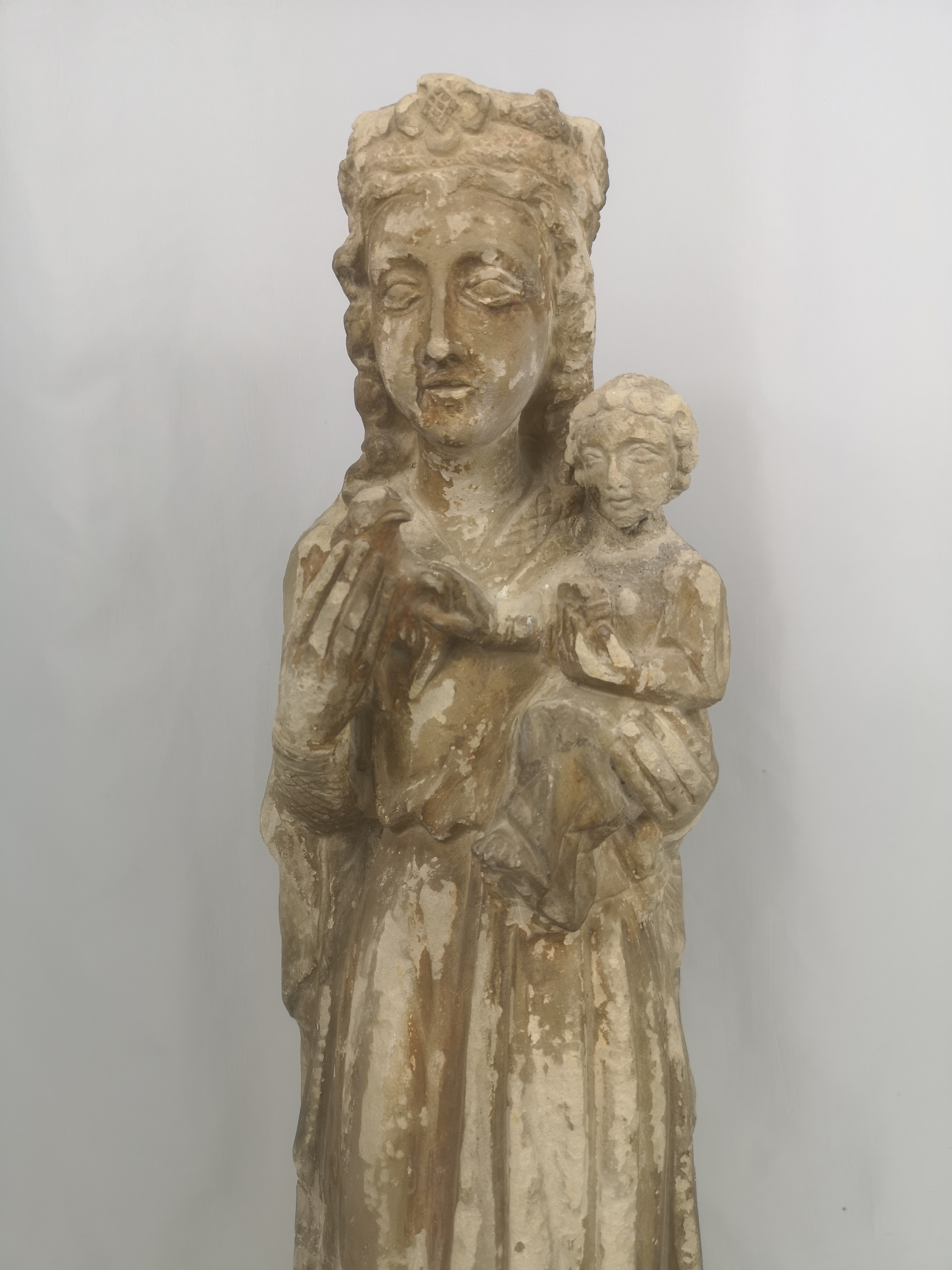 12th century sandstone carving of the Madonna and child - Image 9 of 9