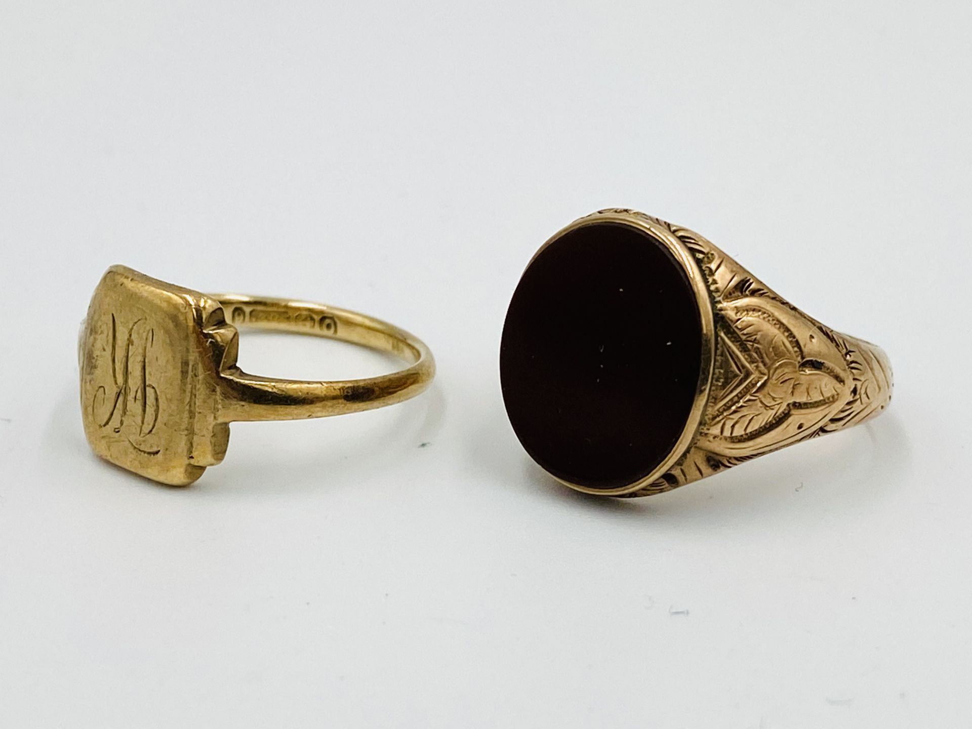 Two 9ct gold signet rings - Image 2 of 4