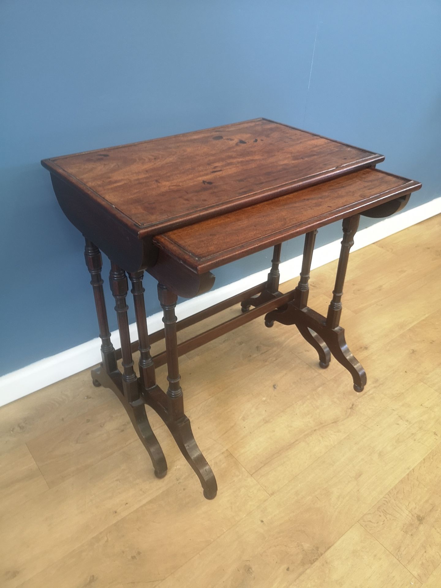 Nest of two mahogany side tables - Image 6 of 6