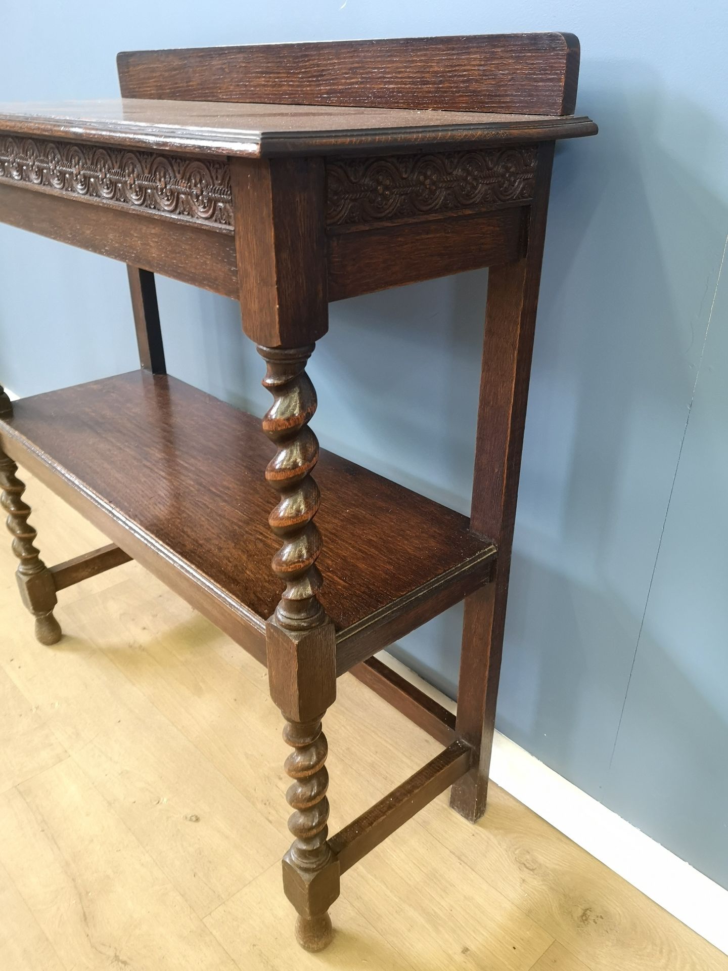 Oak display table by Onghurst and Skinner Ltd, - Image 3 of 5