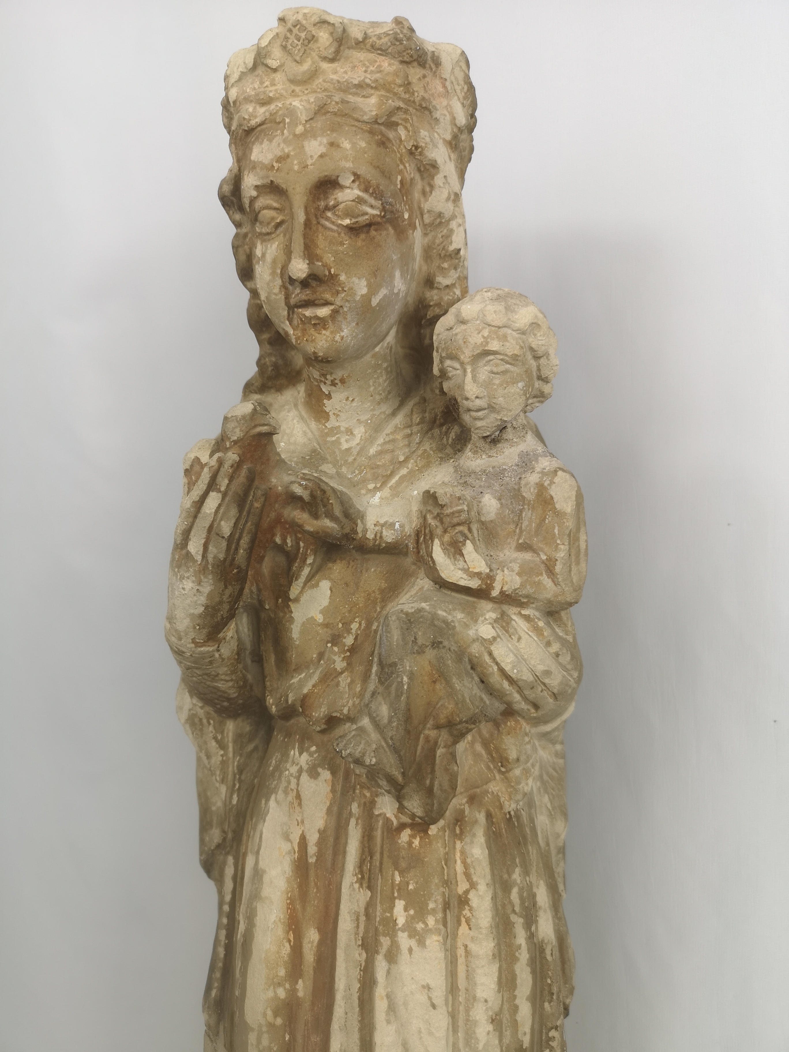 12th century sandstone carving of the Madonna and child - Image 2 of 9