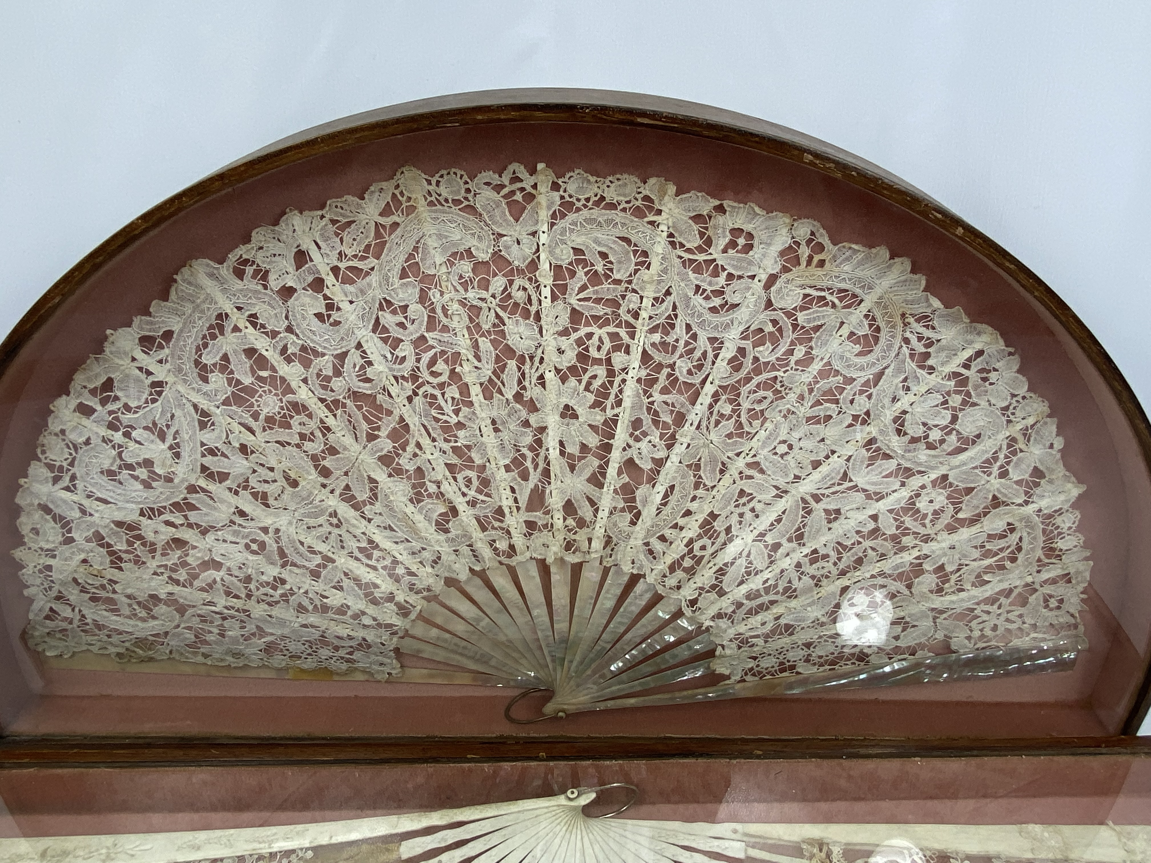 Two lace fans in display cases - Image 2 of 5