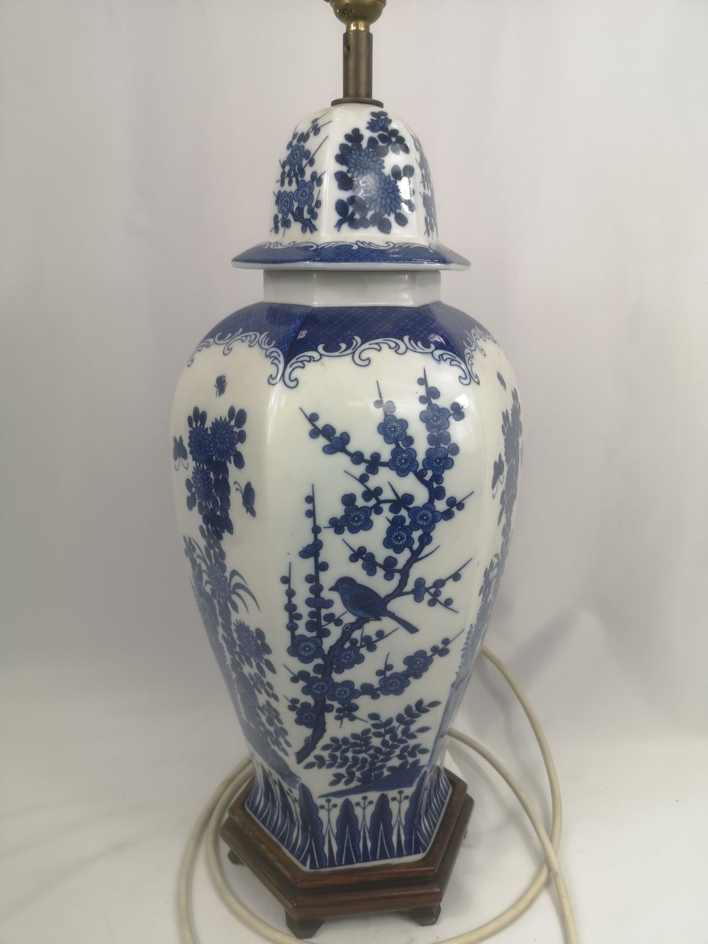 Contemporary blue and white, Oriental style table lamp - Image 4 of 5