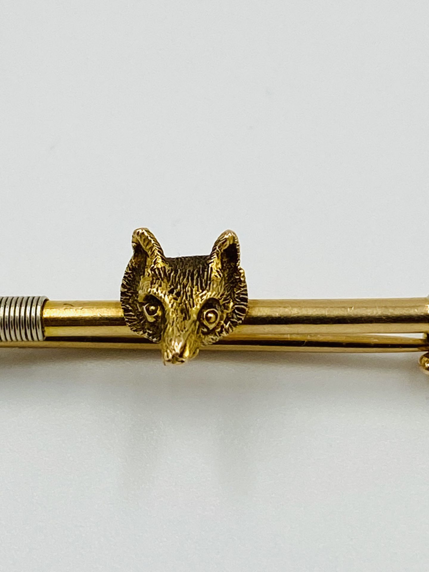 15ct gold fox riding crop pin brooch 4.9g - Image 2 of 4
