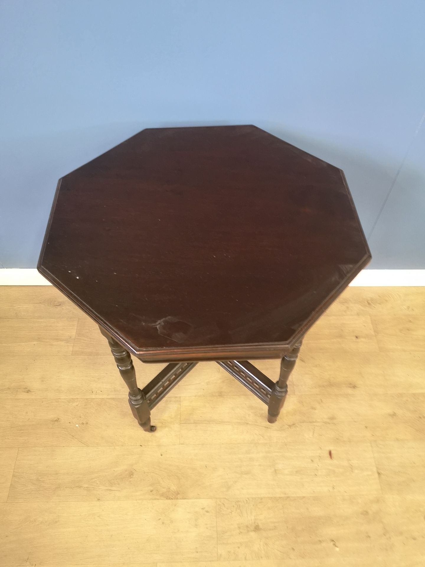 Octagonal display table - Image 2 of 4