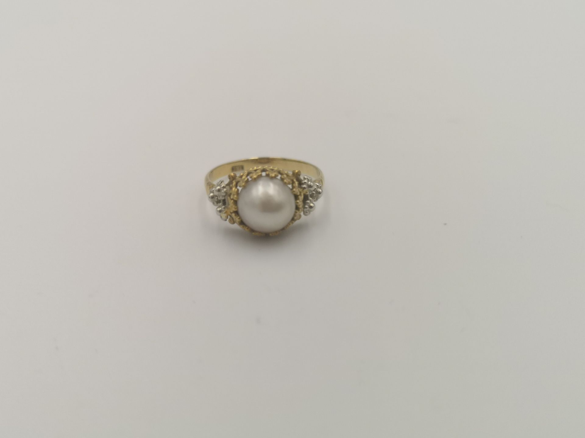 18ct gold ring set with a pearl