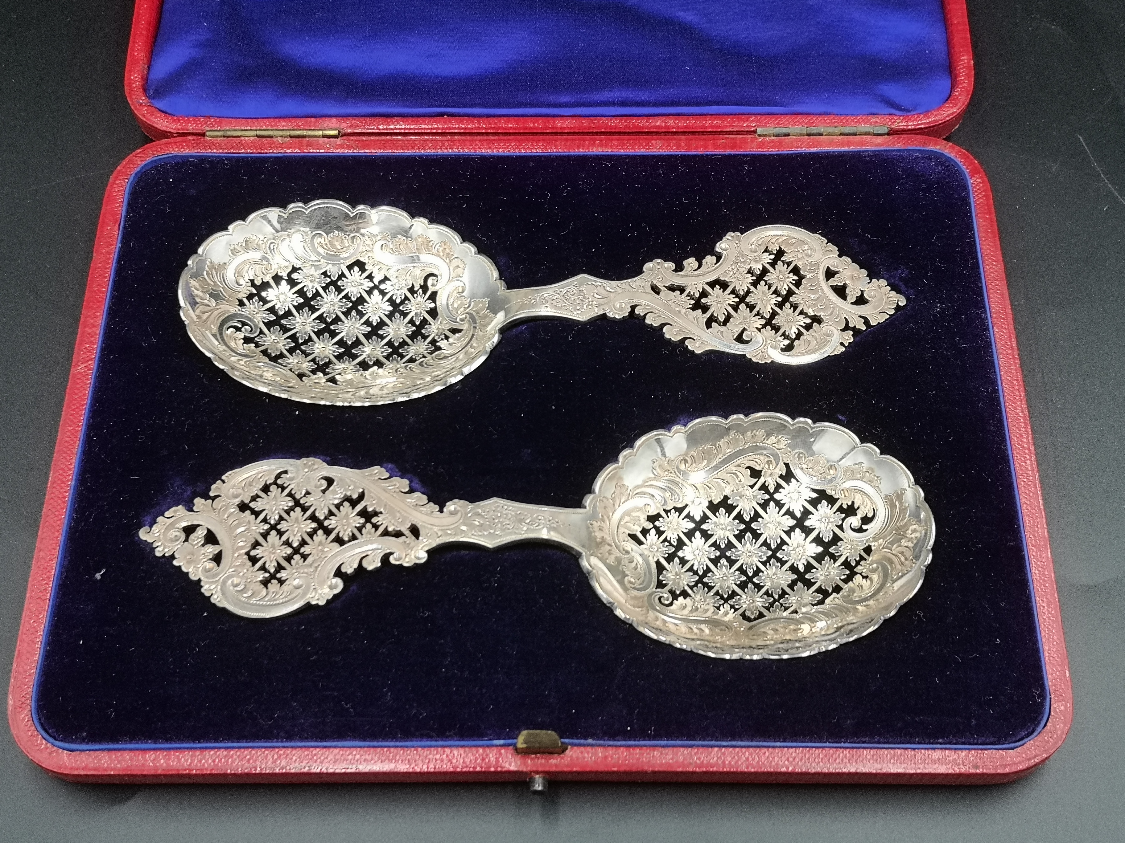 Box containing a pair of pierced and engraved silver spoons - Image 5 of 5