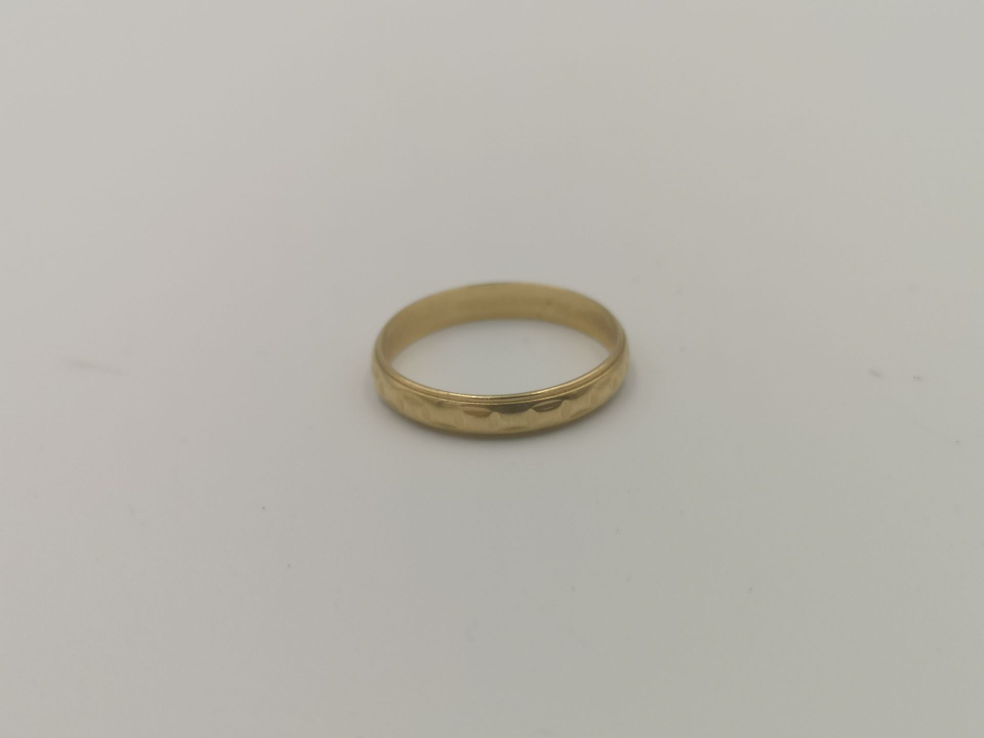 18ct gold band - Image 2 of 4