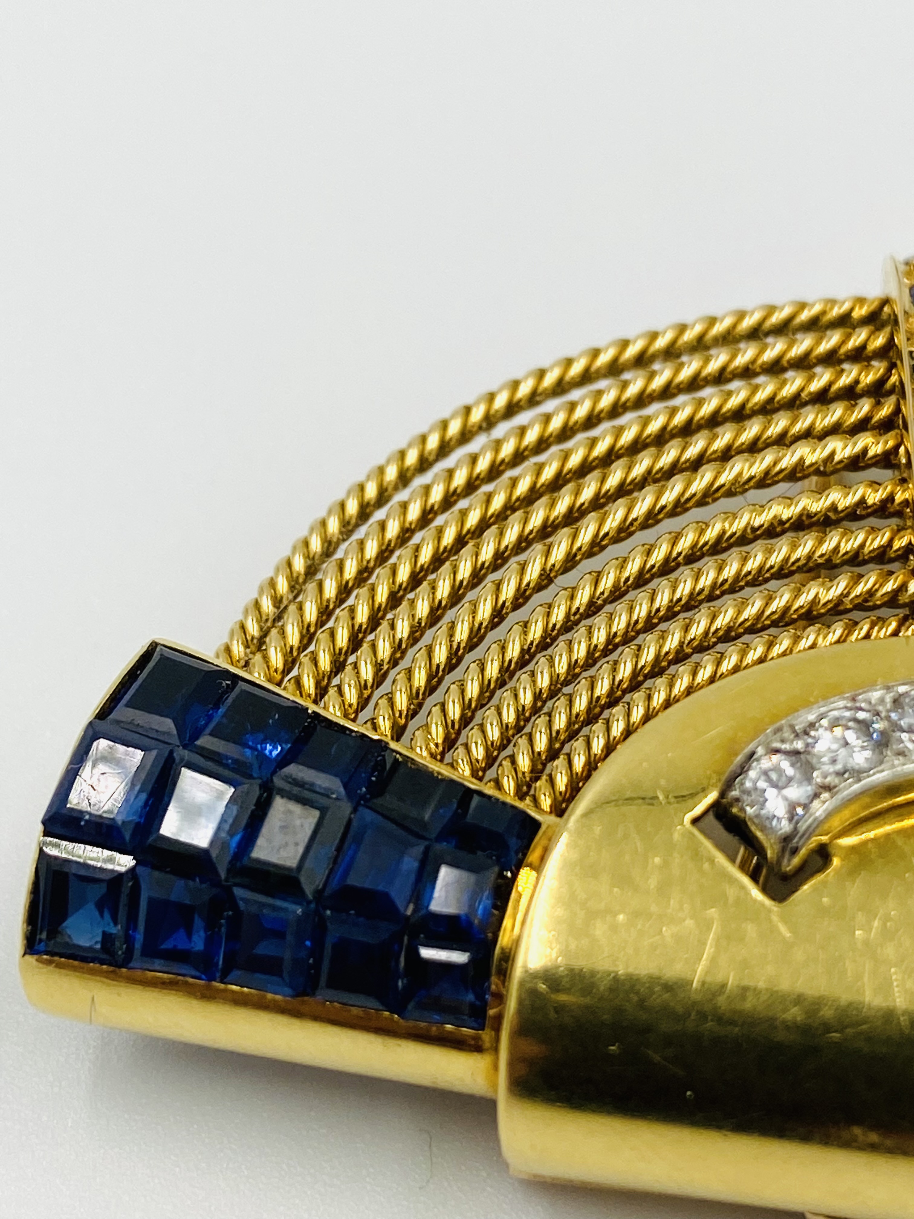 Franch gold clip set with sapphires and diamonds - Image 2 of 9