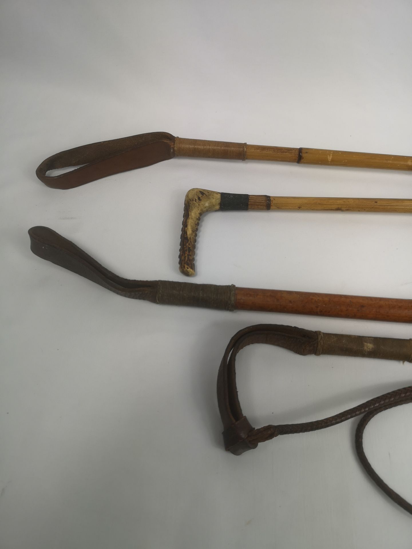 Four riding crops with horn handles, one with silver ferrule. - Image 2 of 4