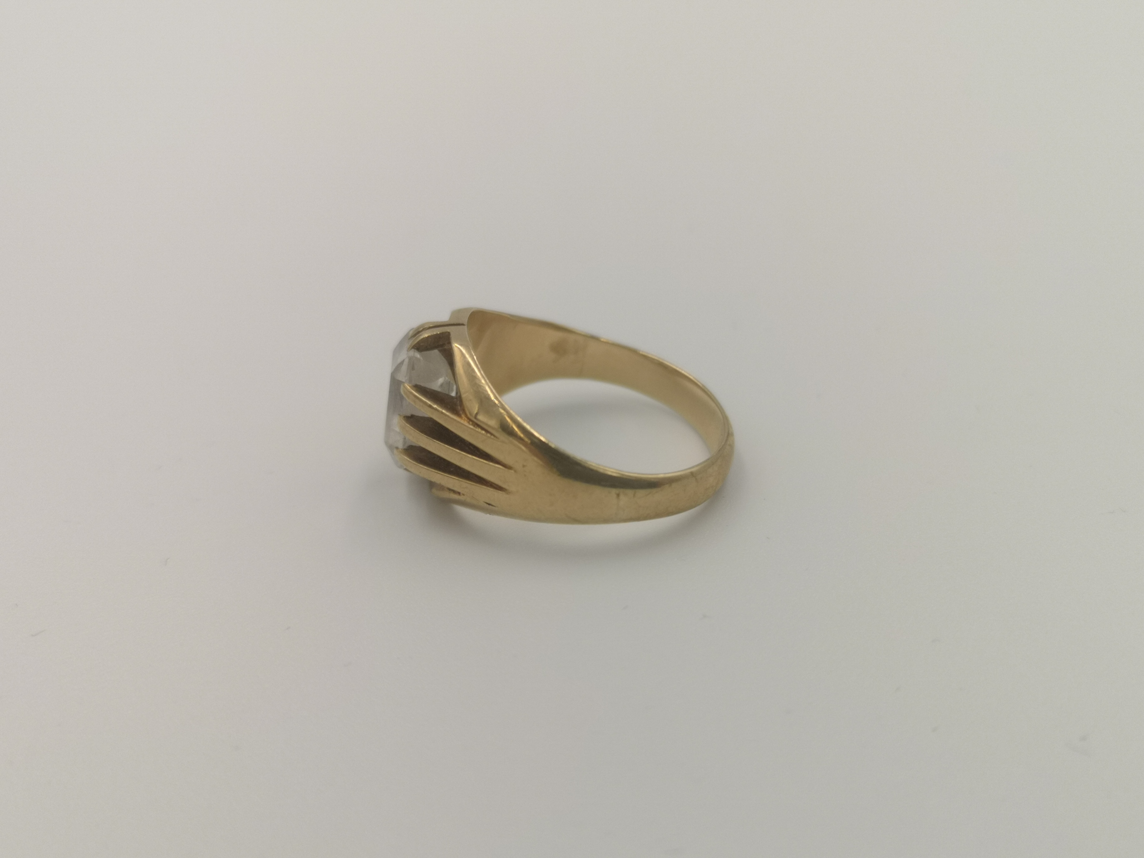 9ct gold paste set signet ring - Image 2 of 4