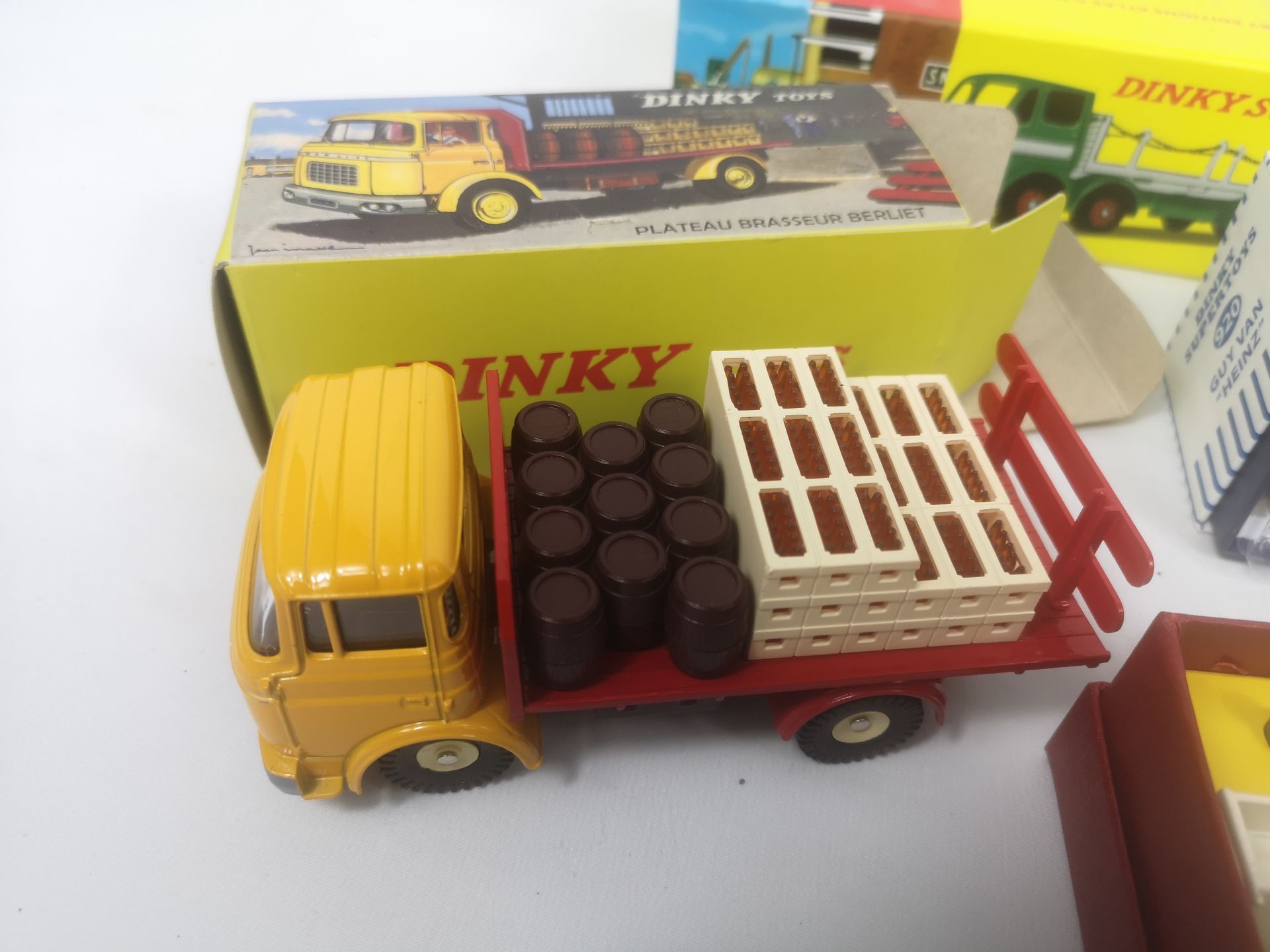 Fourteen boxed Dinky diecast model trucks and lorries. - Bild 2 aus 4