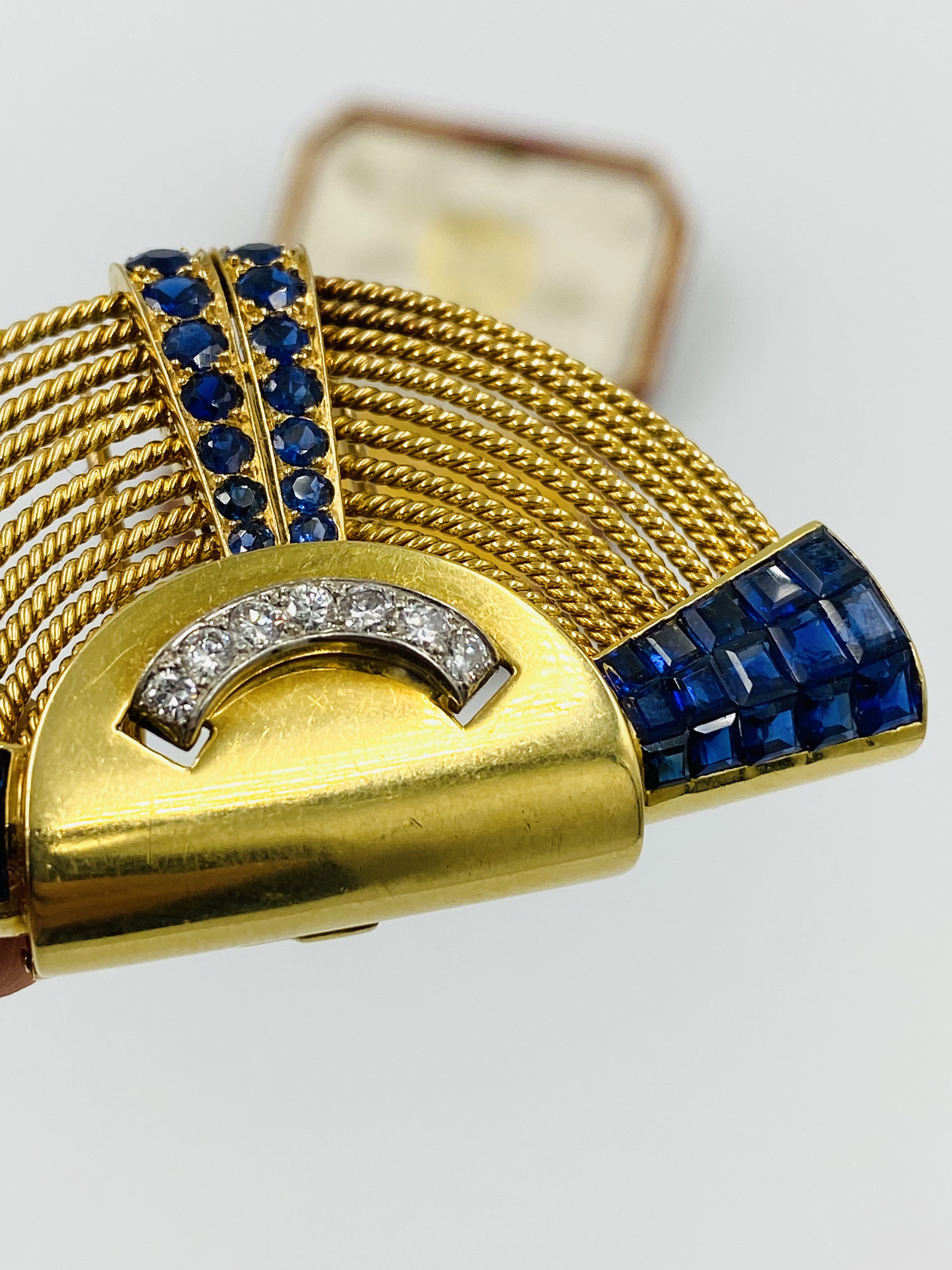 Franch gold clip set with sapphires and diamonds - Image 7 of 9