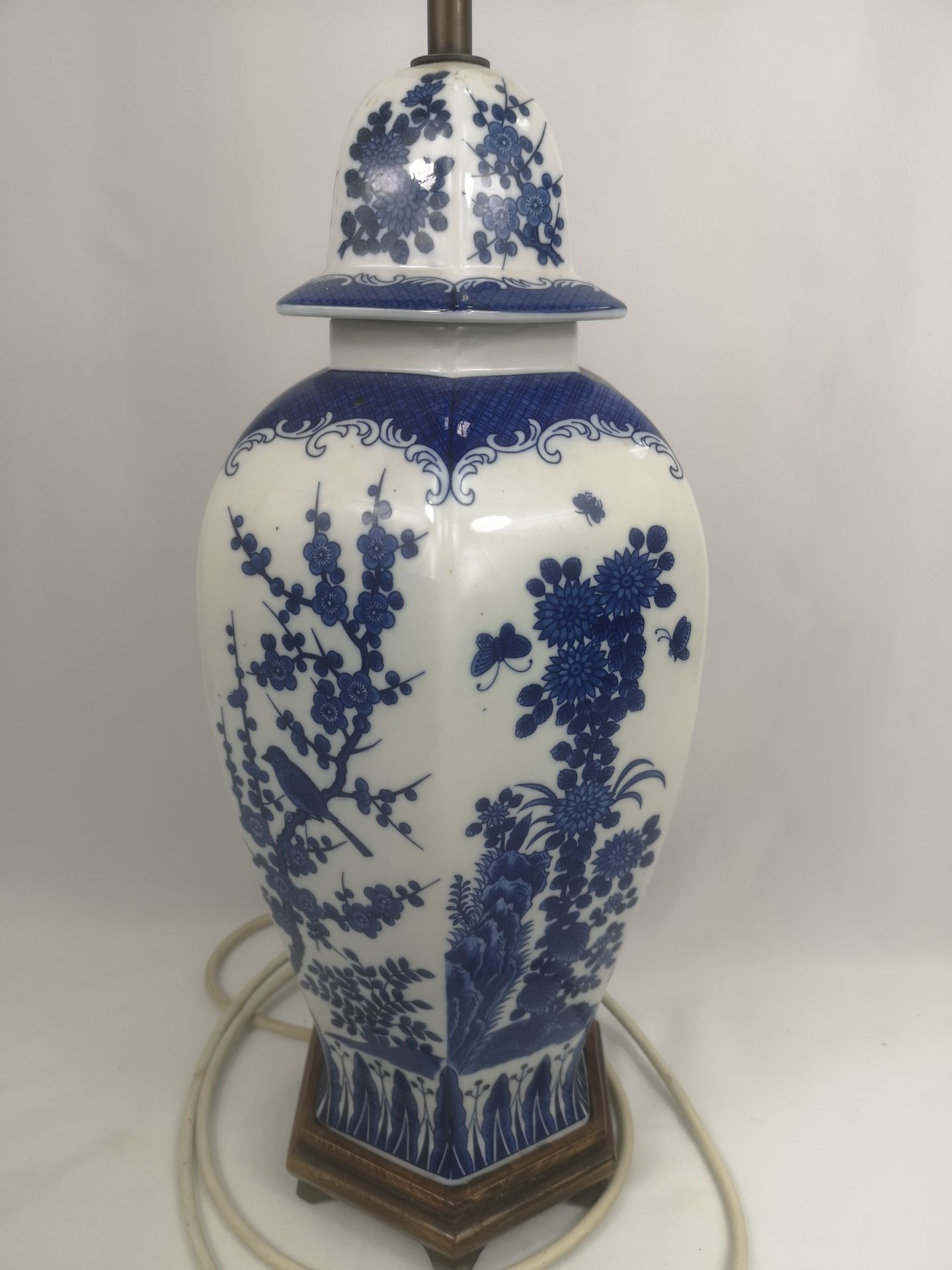 Contemporary blue and white, Oriental style table lamp - Image 3 of 5