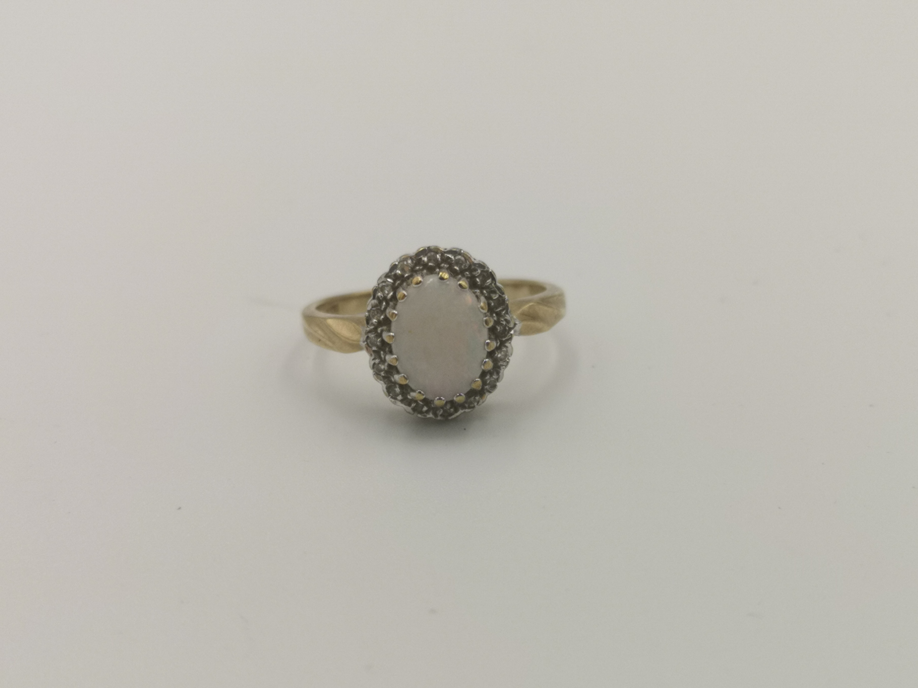 9ct gold ring set with an opal - Image 4 of 5