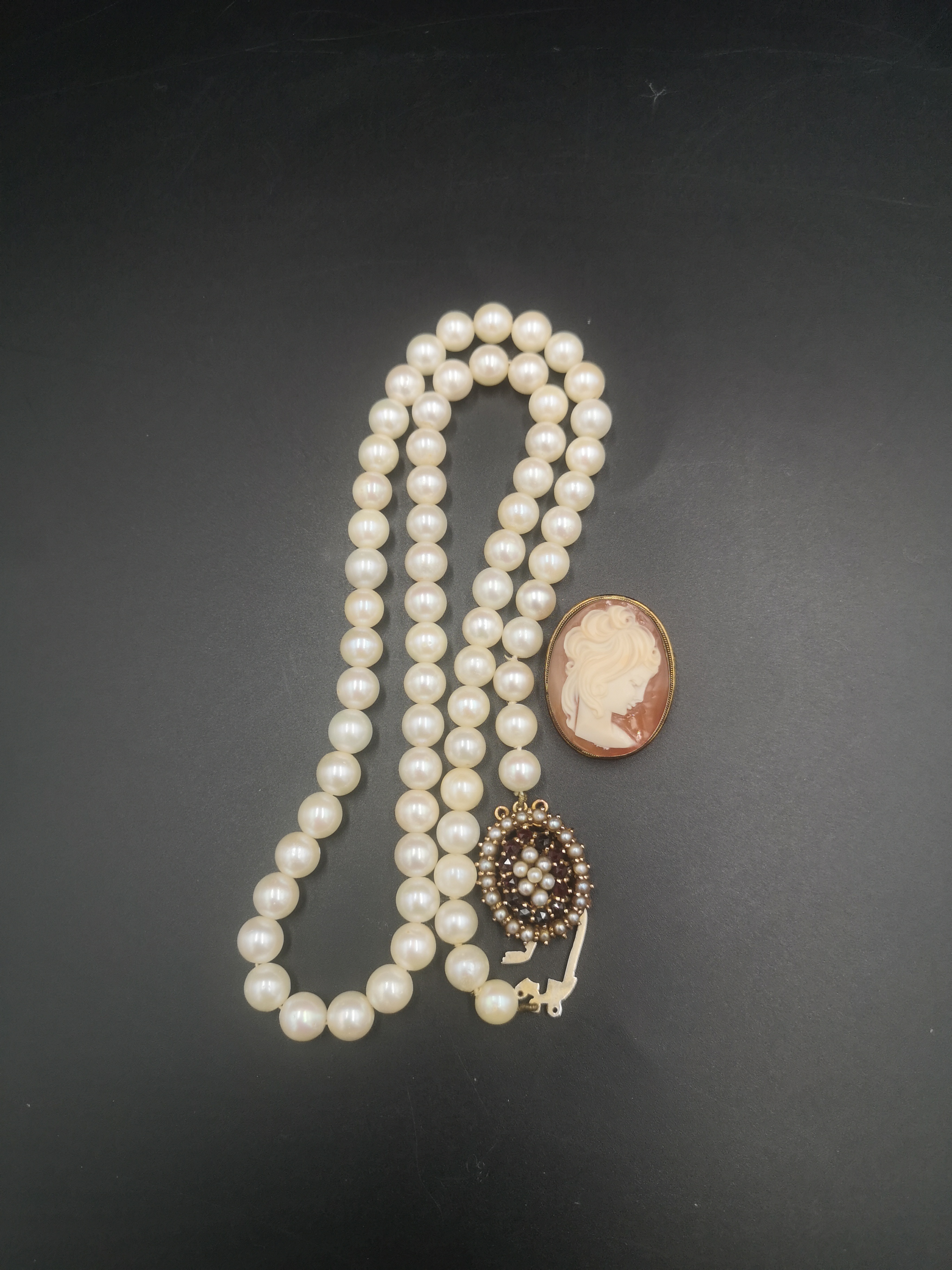 Cameo brooch together with a pearl necklace - Image 5 of 5