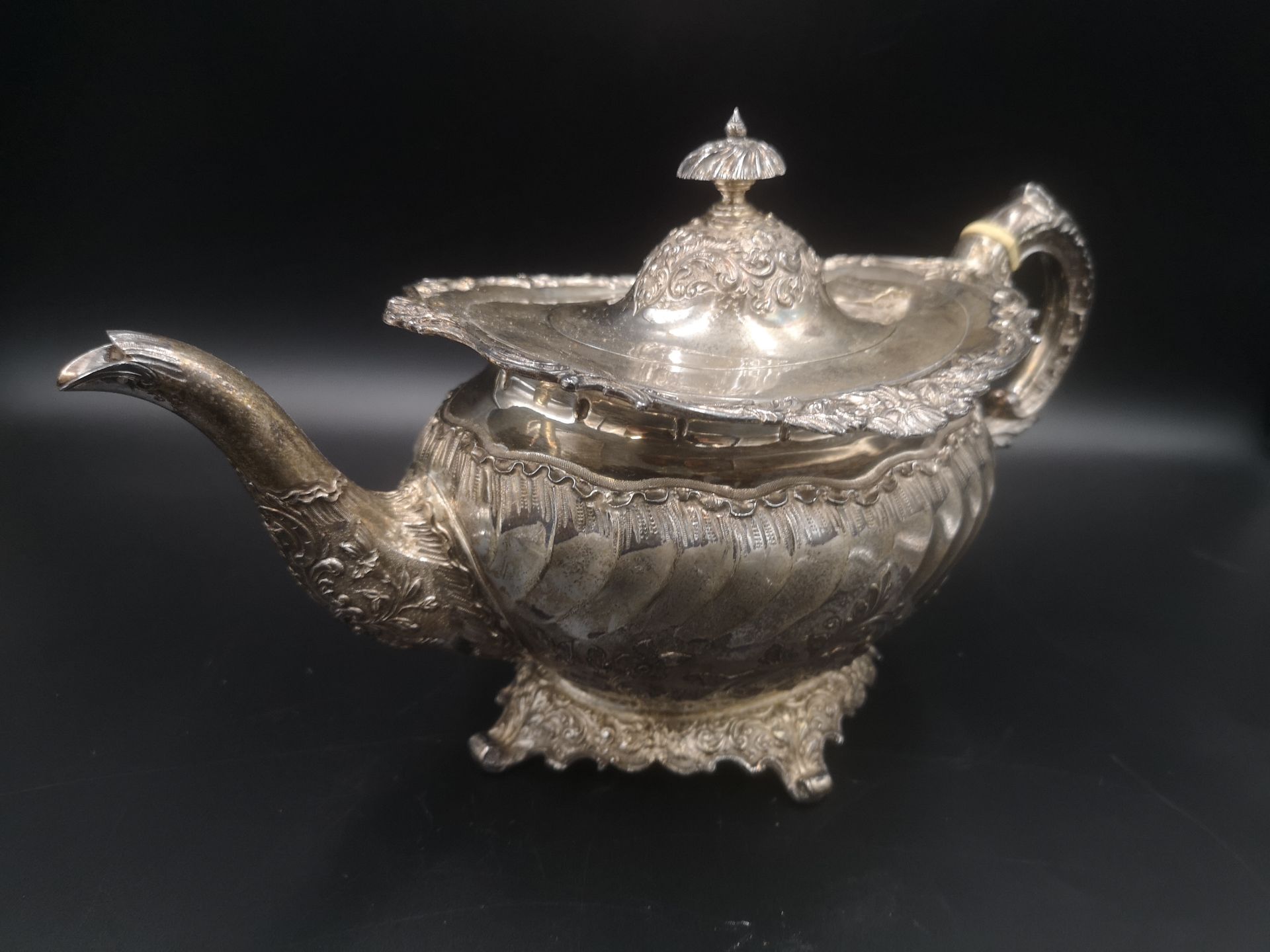 Silver teapot with repousse decoration - Image 3 of 4
