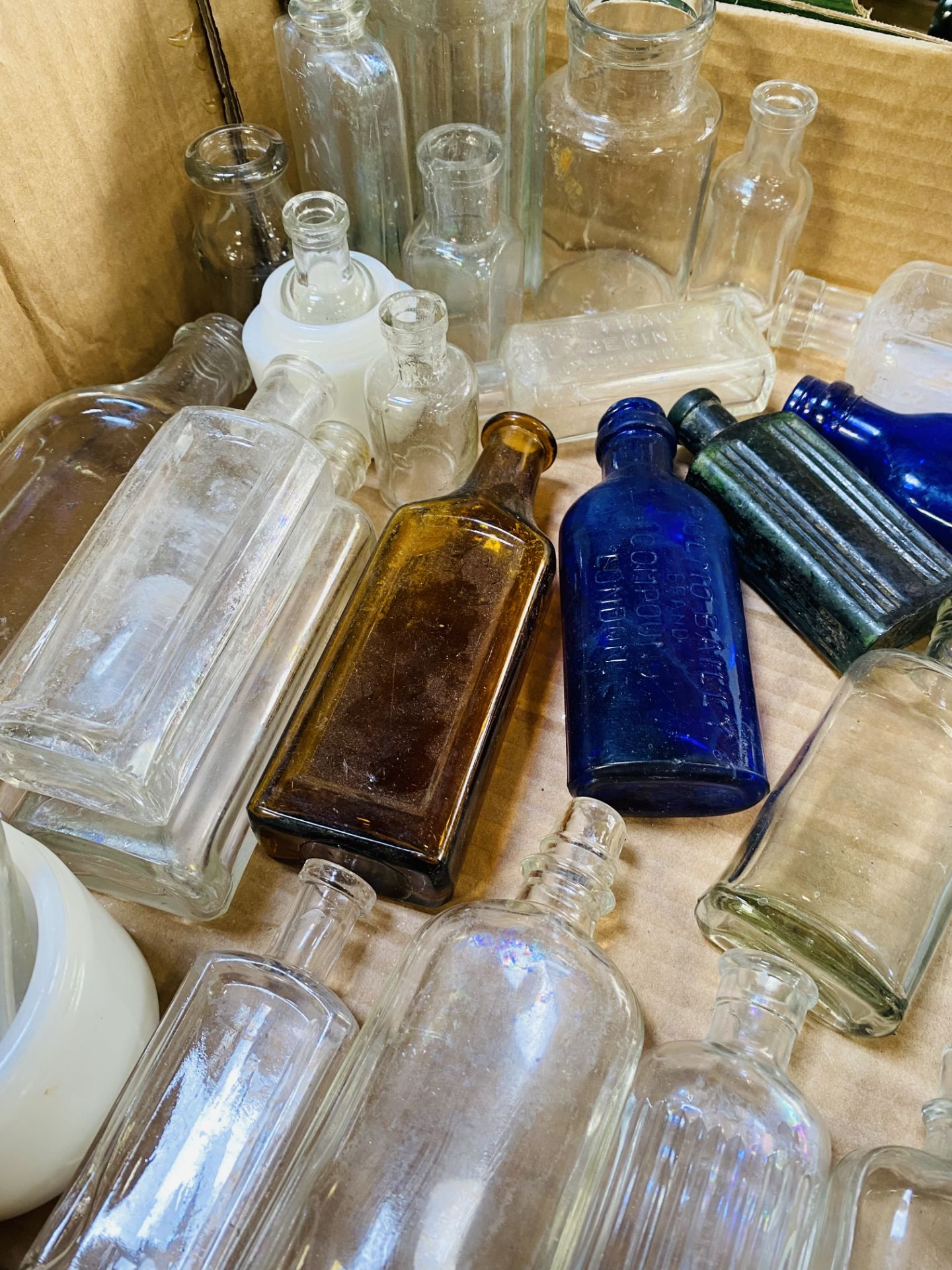 Quantity of Victorian and later glass bottles - Image 2 of 4