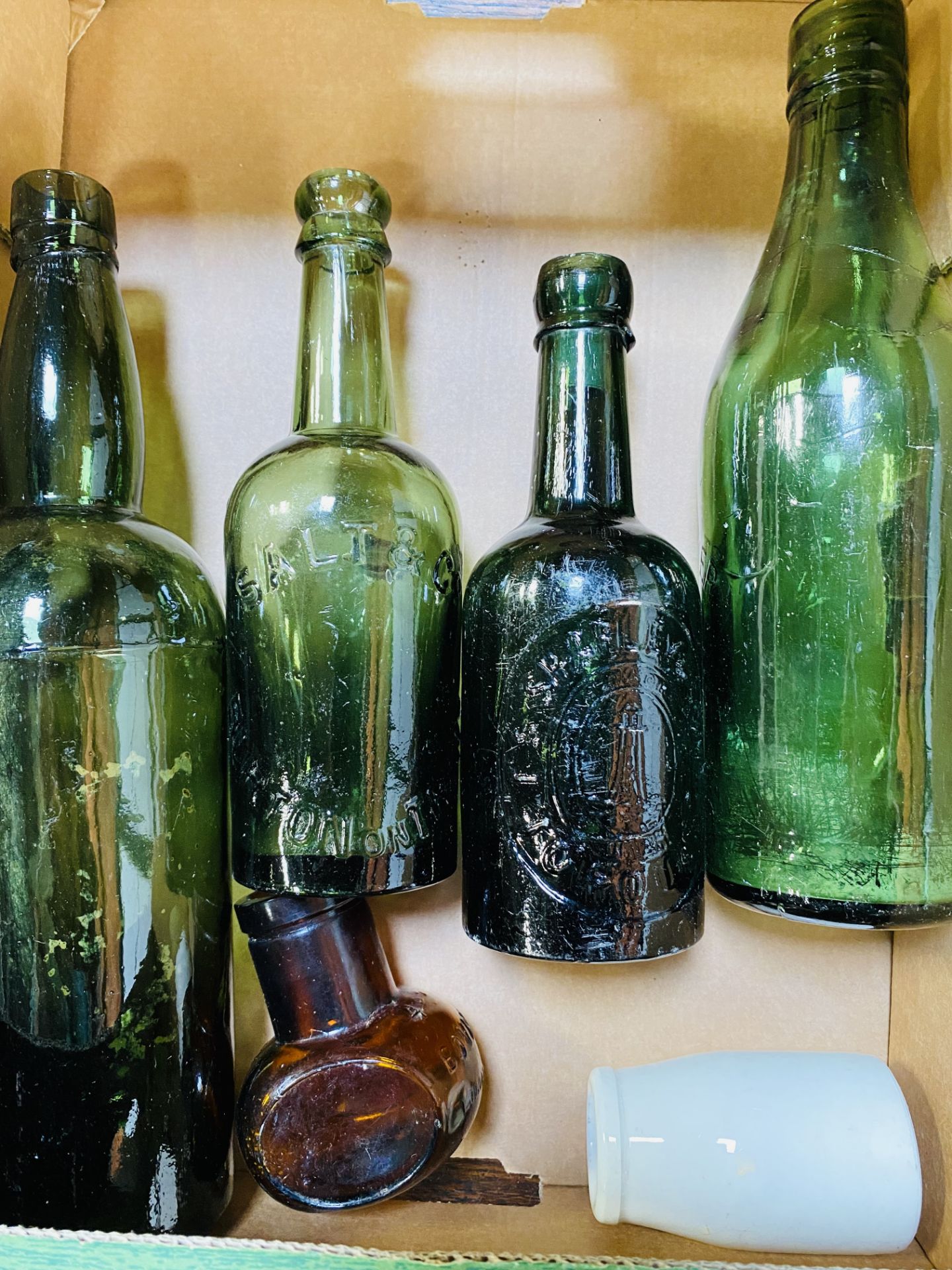 Quantity of Victorian and later glass bottles - Image 4 of 4