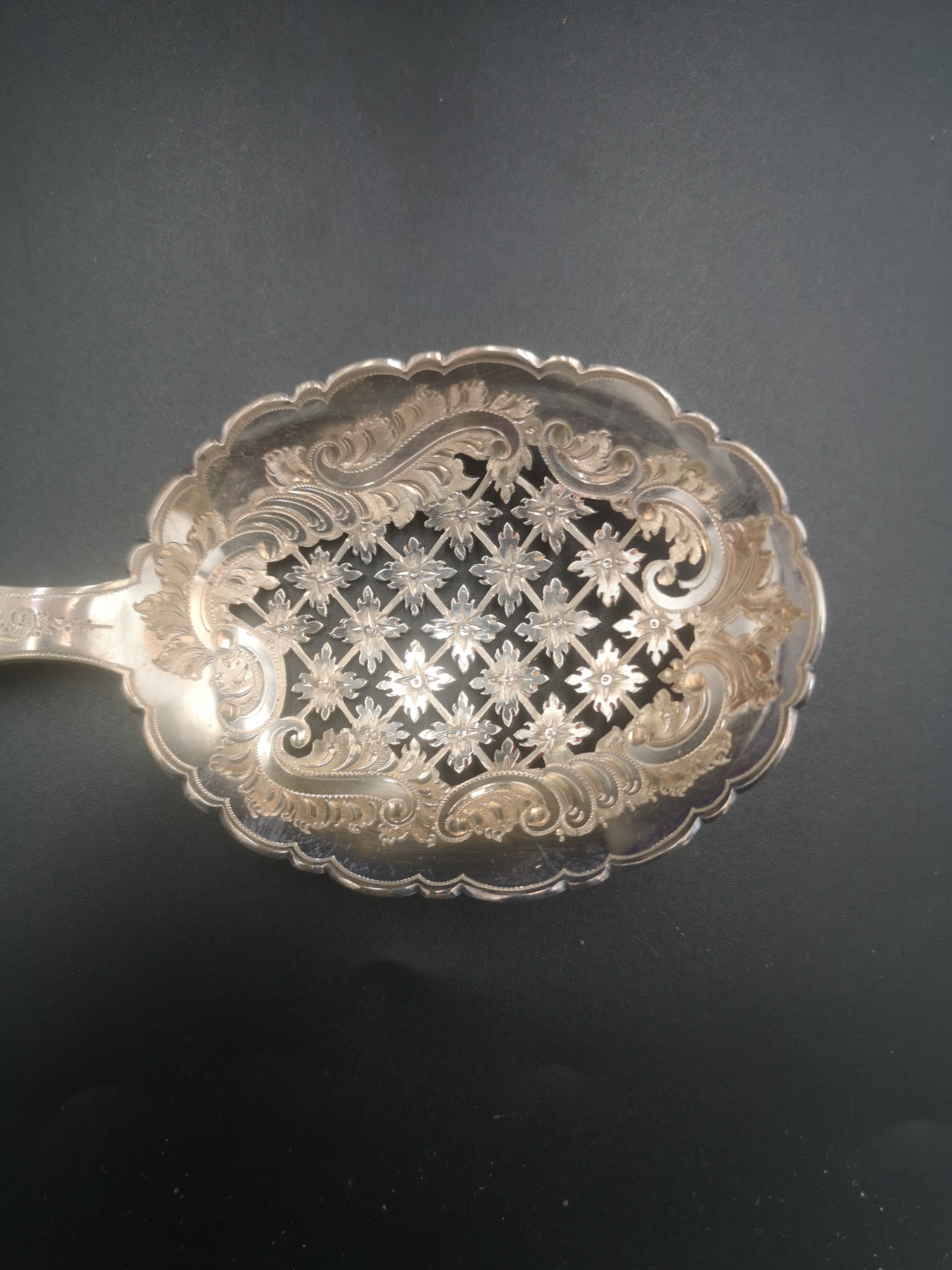 Box containing a pair of pierced and engraved silver spoons - Image 3 of 5