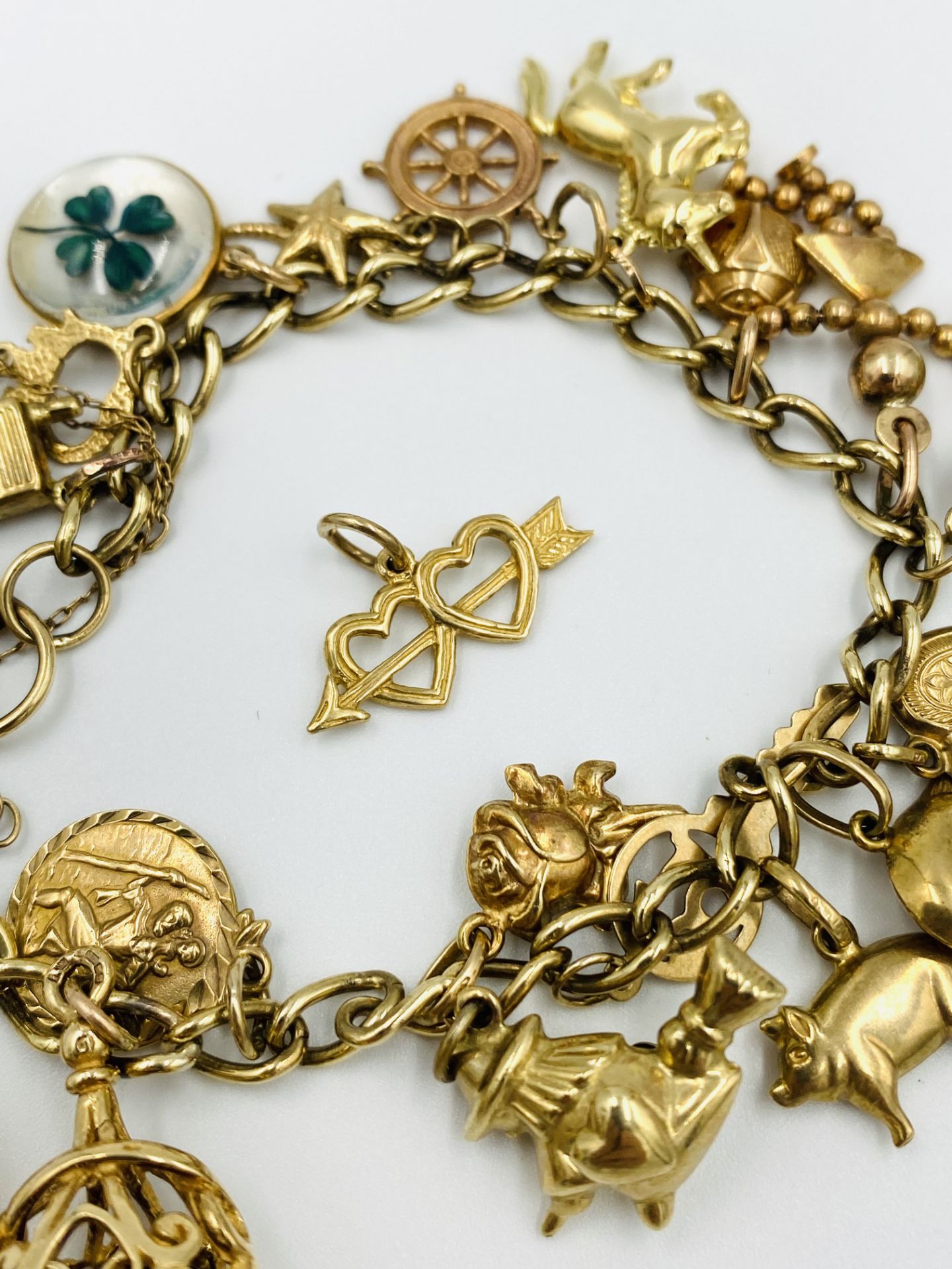 9ct gold charm bracelet - Image 5 of 5