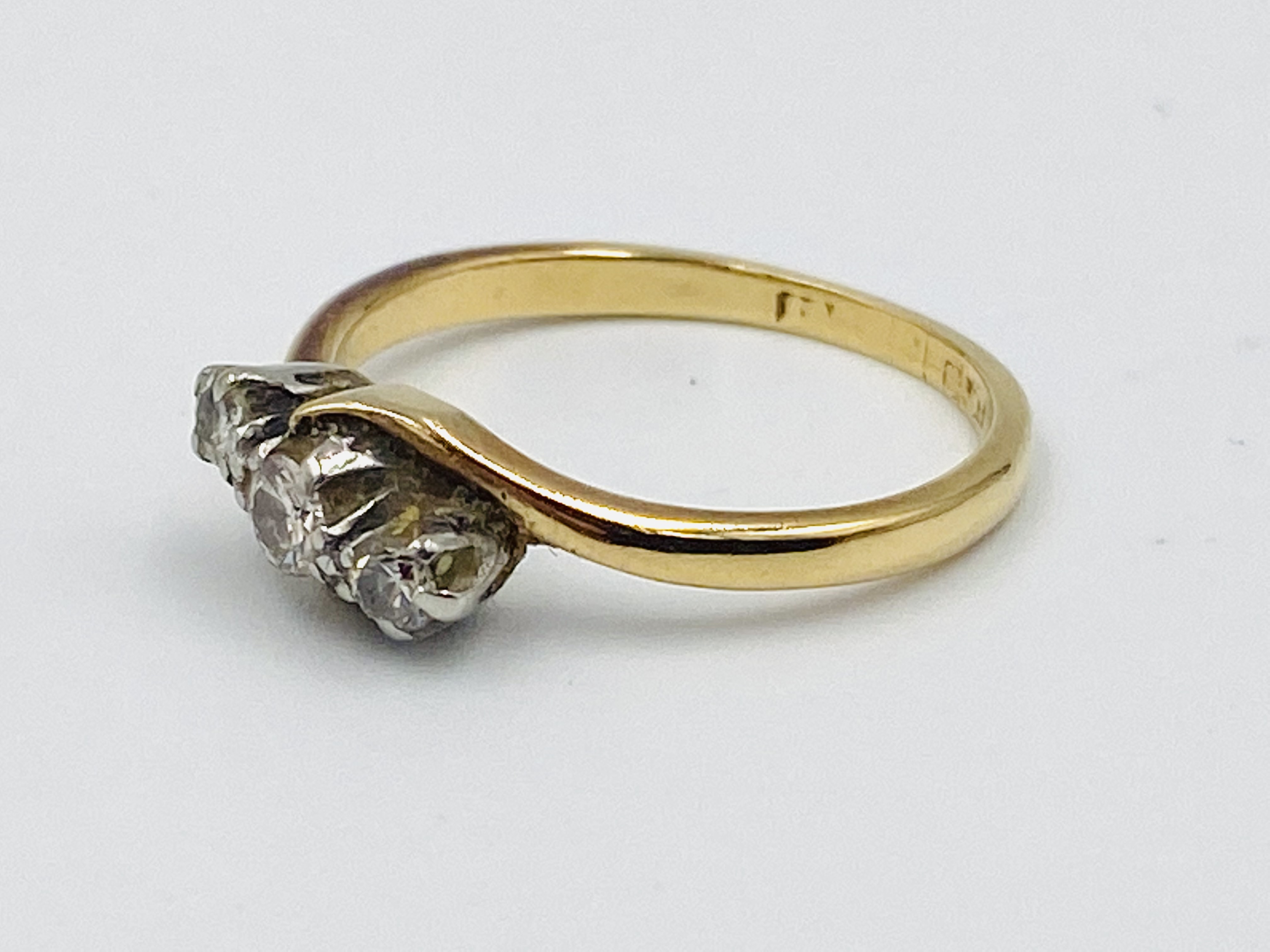 Yellow metal three stone diamond ring - Image 4 of 5