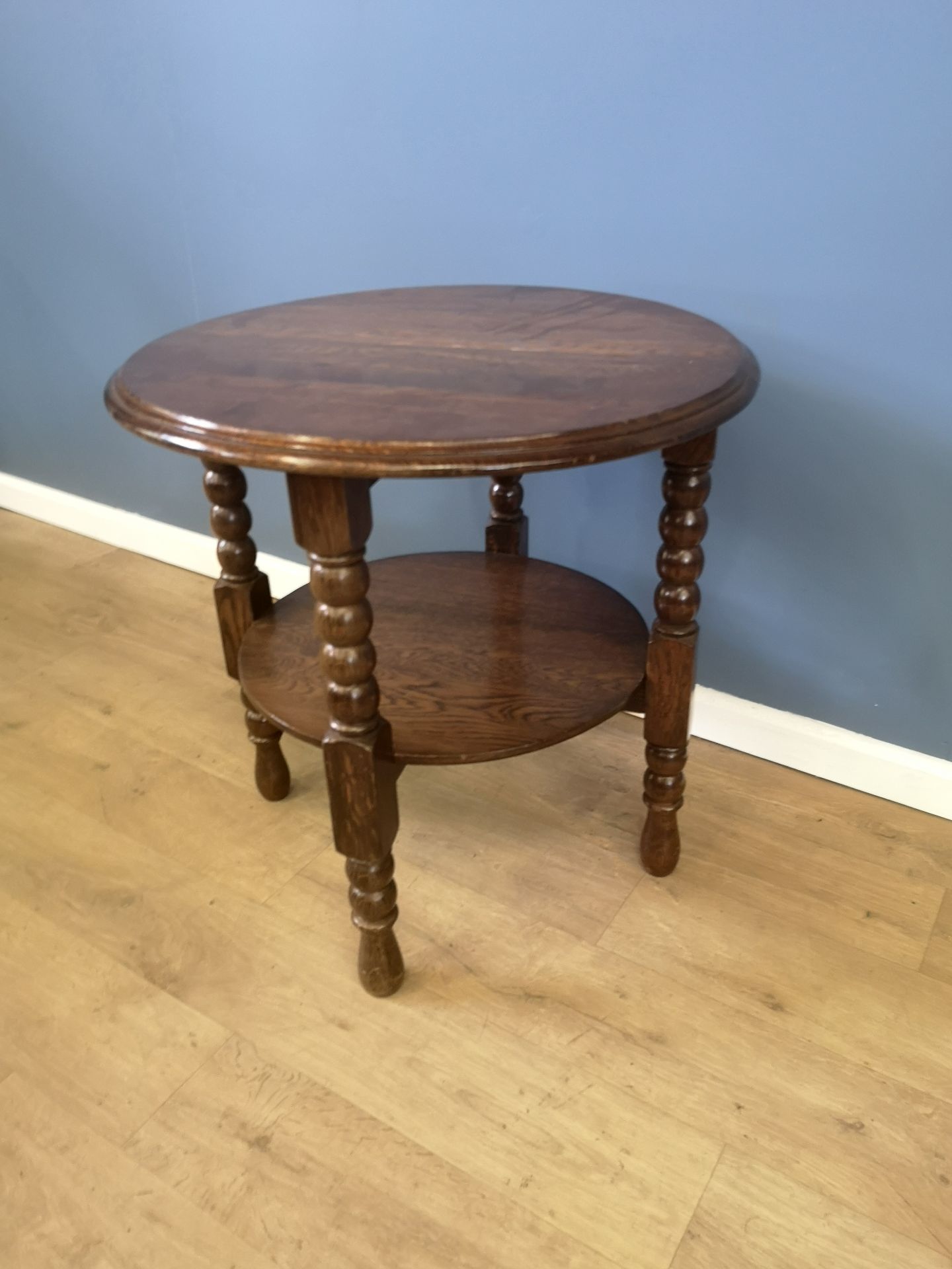 Circular oak side table - Image 3 of 4