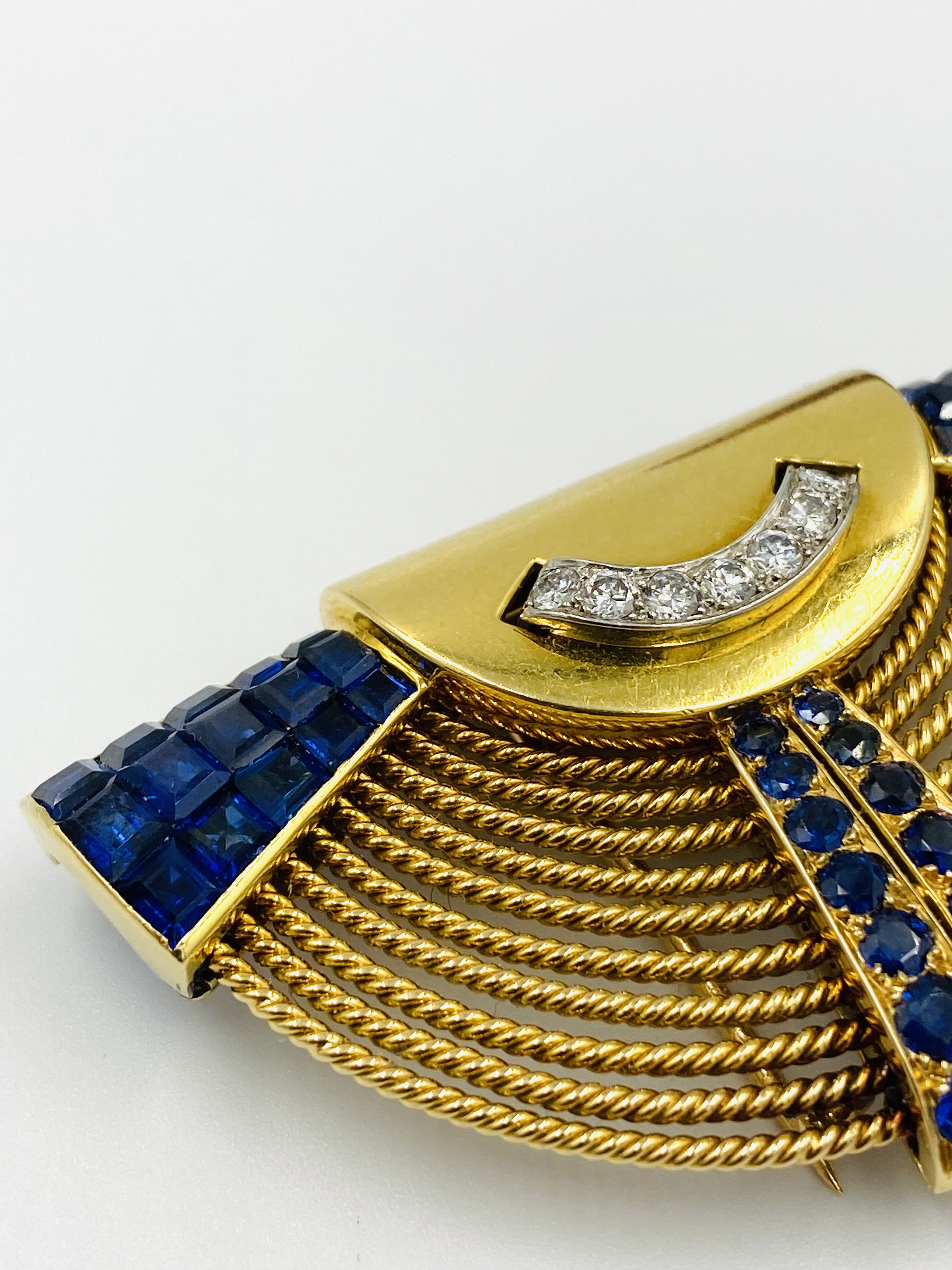 Franch gold clip set with sapphires and diamonds - Image 4 of 9