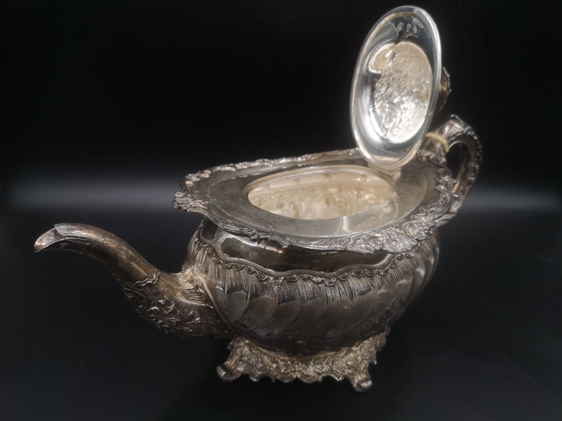 Silver teapot with repousse decoration - Image 4 of 4