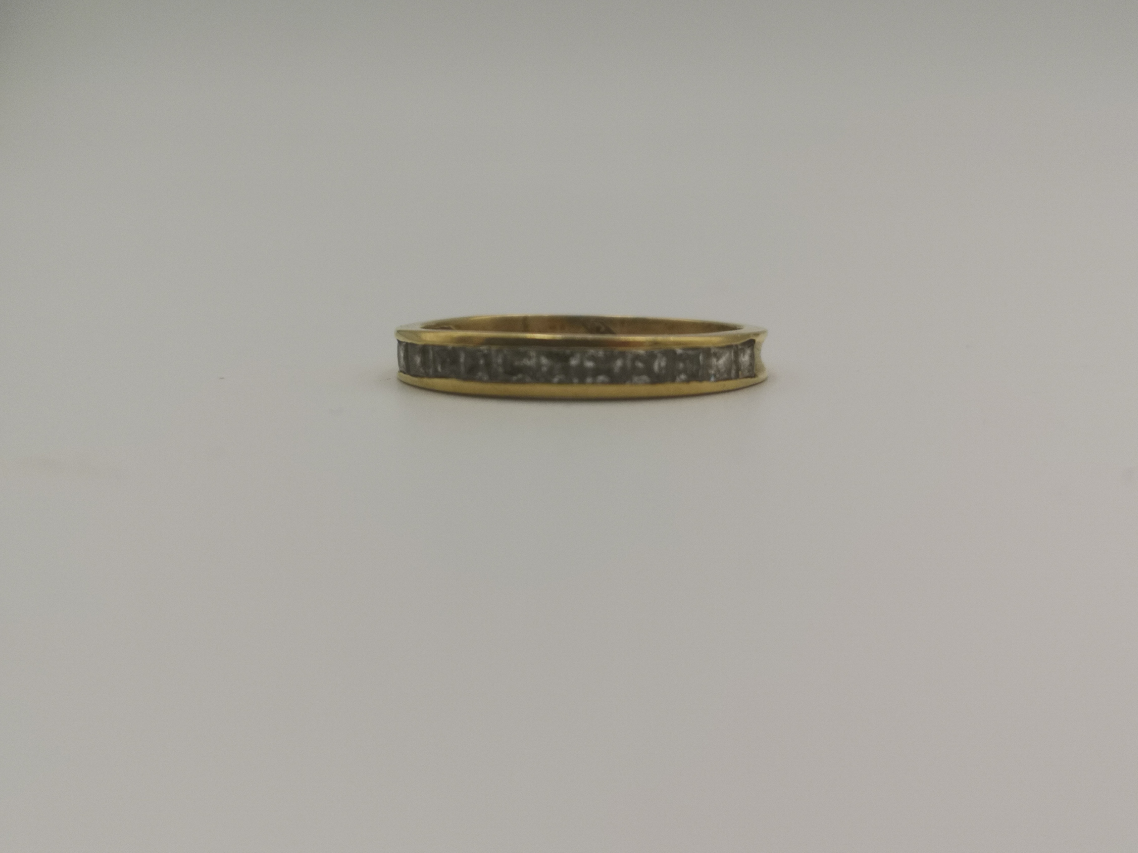 18ct gold 1/2 eternity ring - Image 3 of 4