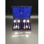 Boxed set of silver tea spoons together with two silver forks