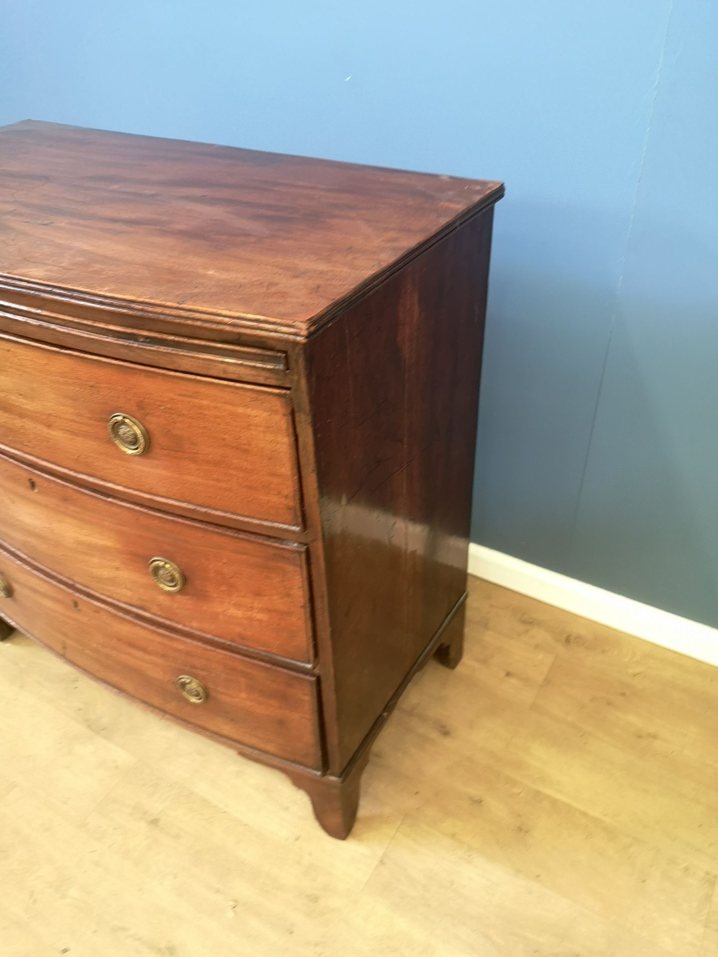 Victorian bow fronted chest of drawers - Image 6 of 7