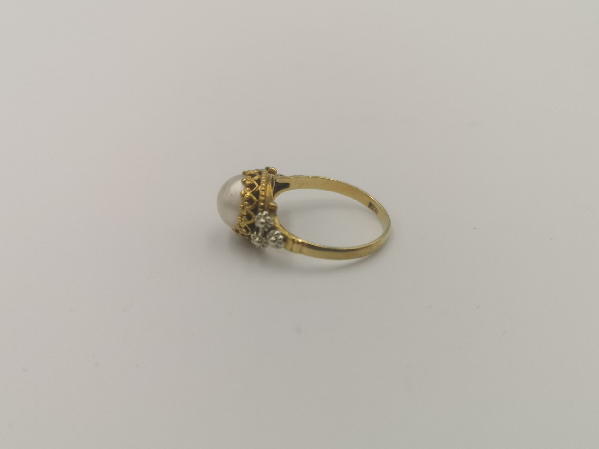 18ct gold ring set with a pearl - Image 2 of 5