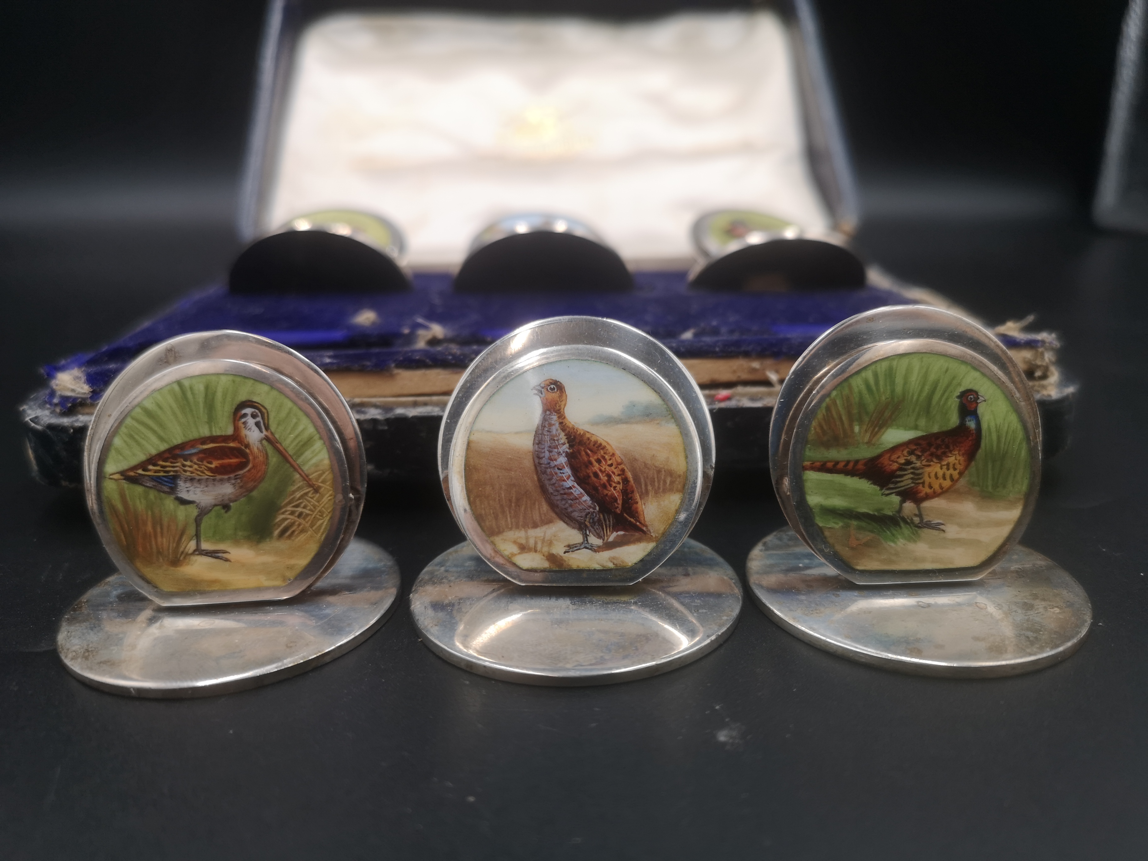 Boxed set of Edwardian silver menu card holders with hand painted birds by Sampson Mordan - Image 5 of 5