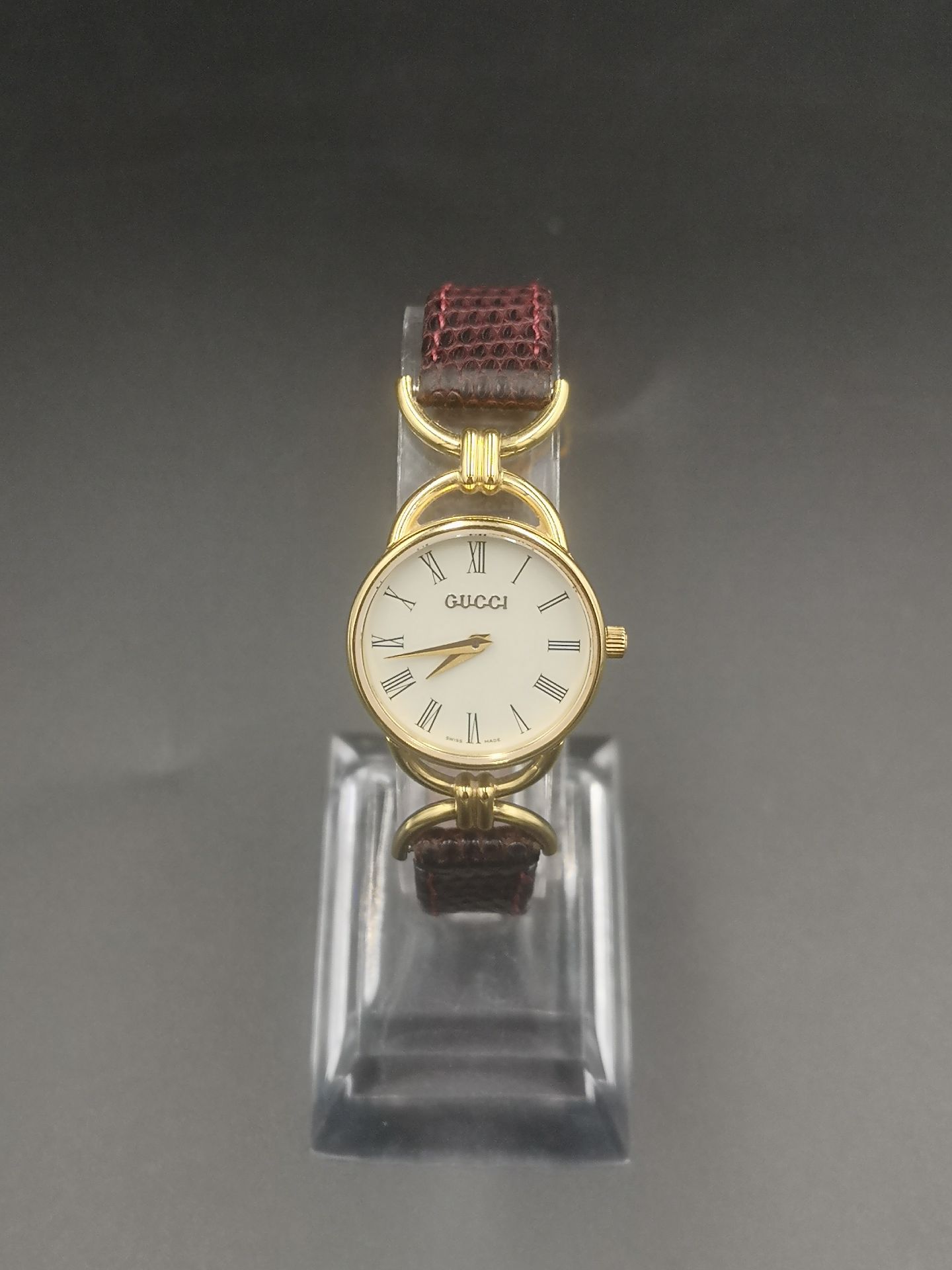 Gucci ladies quartz wrist watch in original box.