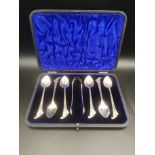 Boxed set of art nouveau silver tea spoons and sugar tongs