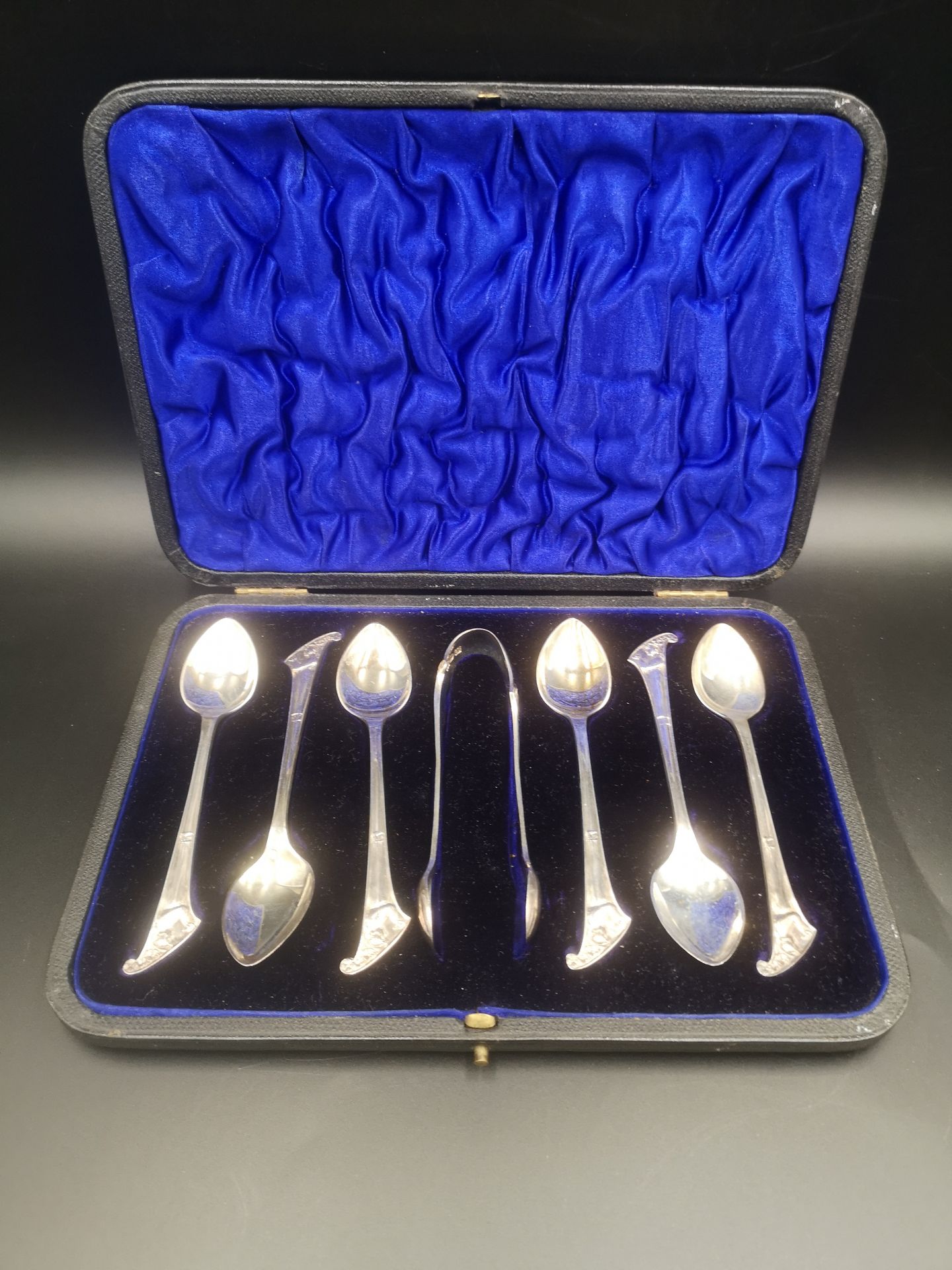 Boxed set of art nouveau silver tea spoons and sugar tongs
