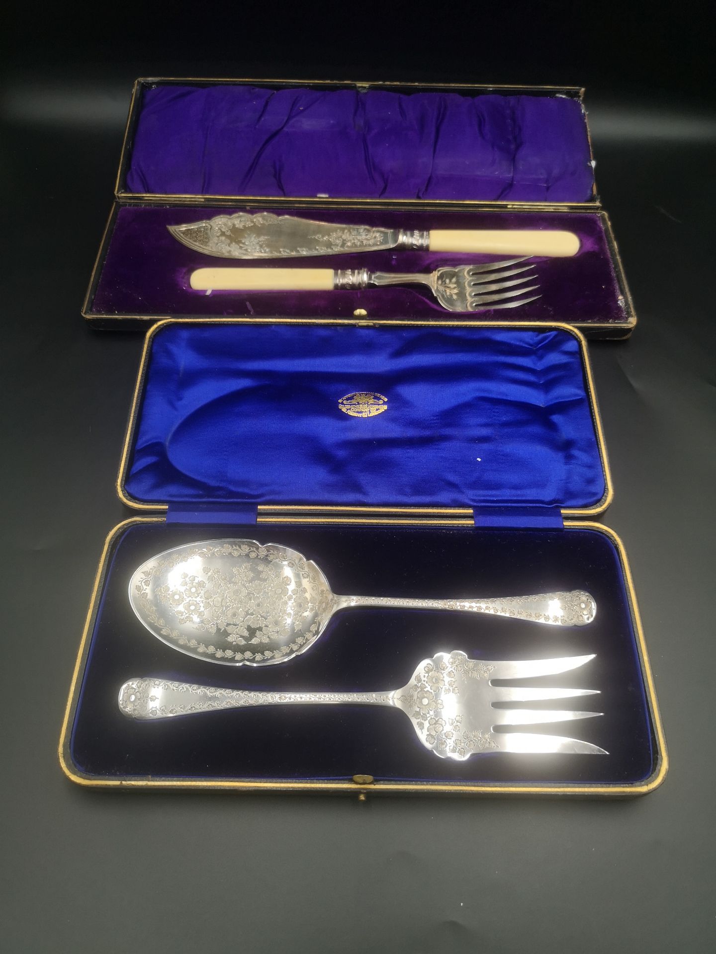 Silver serving set, together with a pair of silver fish servers