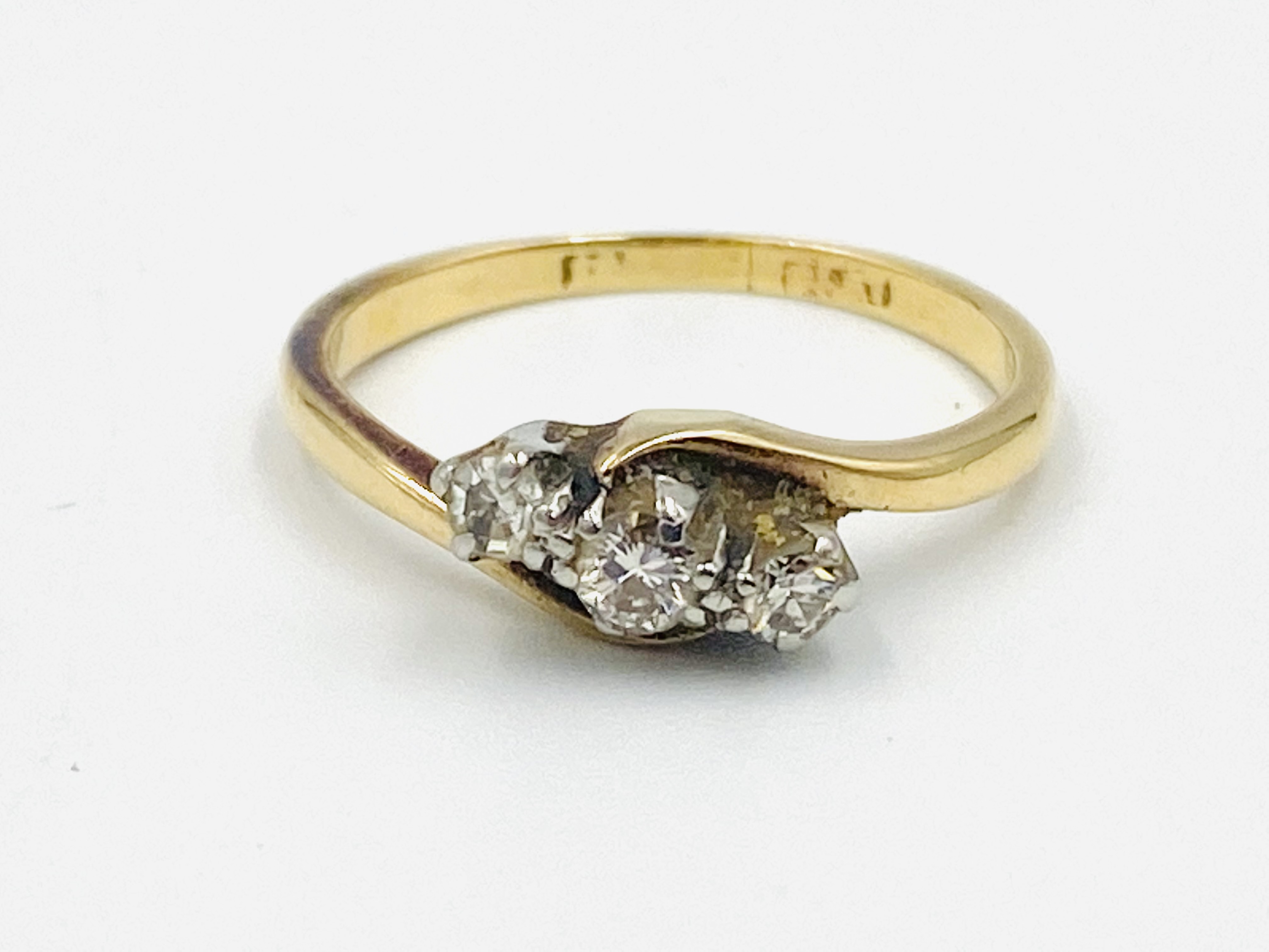 Yellow metal three stone diamond ring - Image 5 of 5