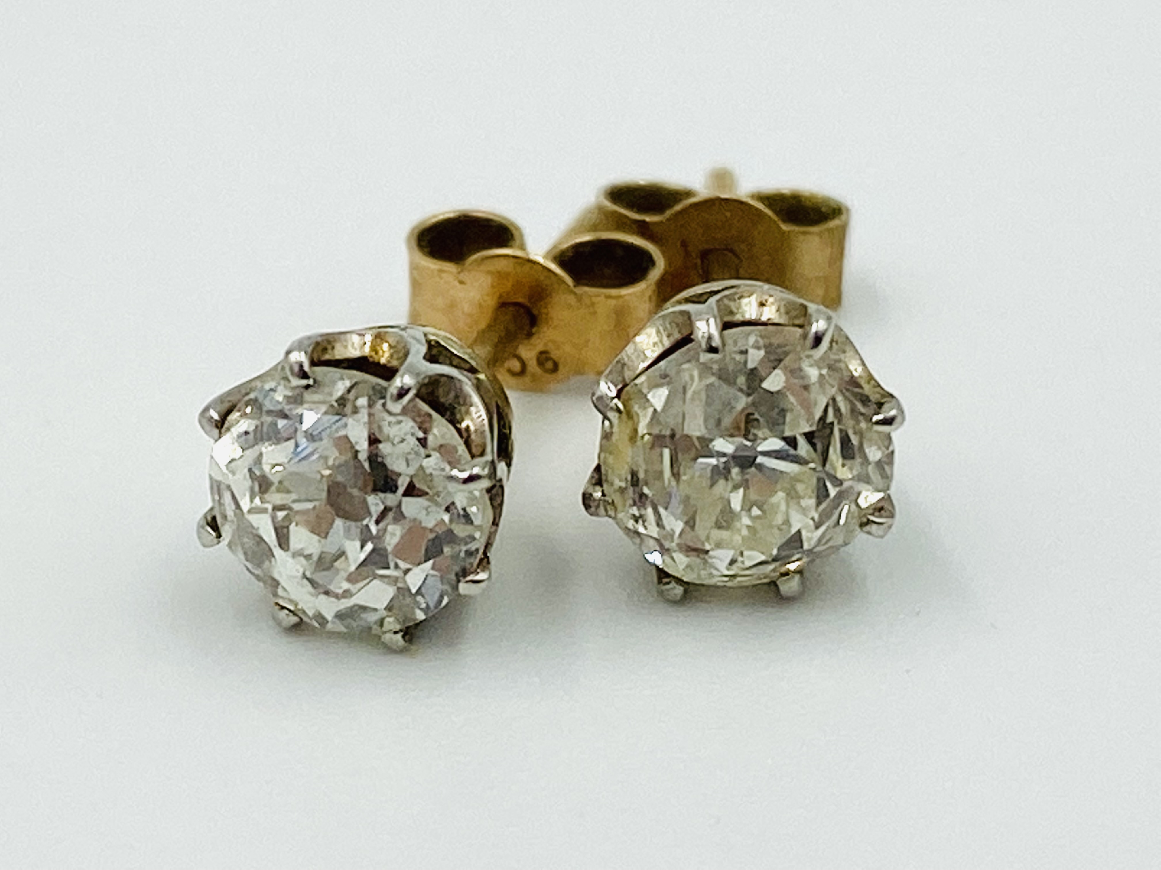 Pair of 9ct gold and diamond earrings - Image 4 of 4