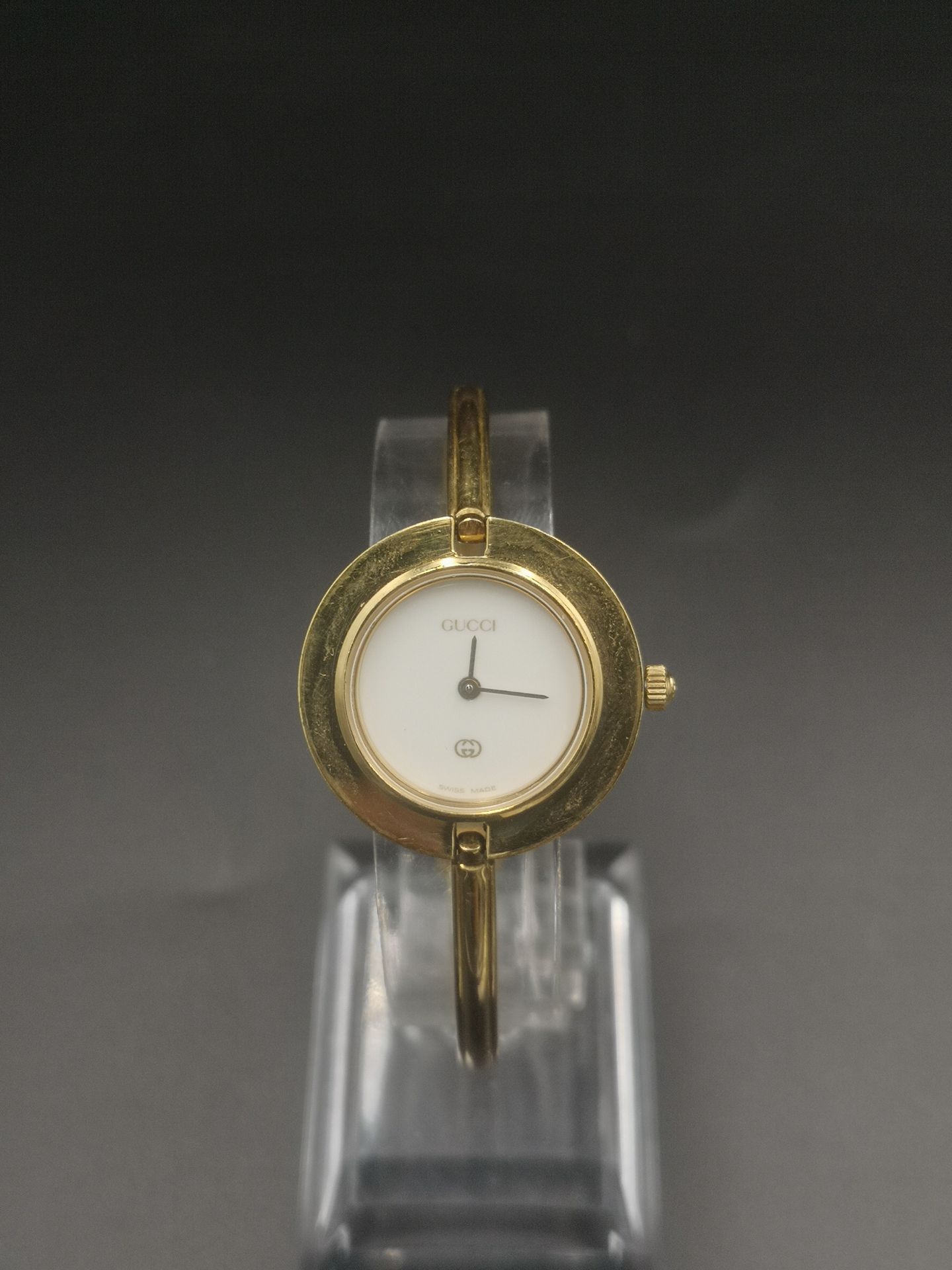 Gucci gold plated ladies quartz wrist watch with 11 interchangeable bezels - Image 2 of 6