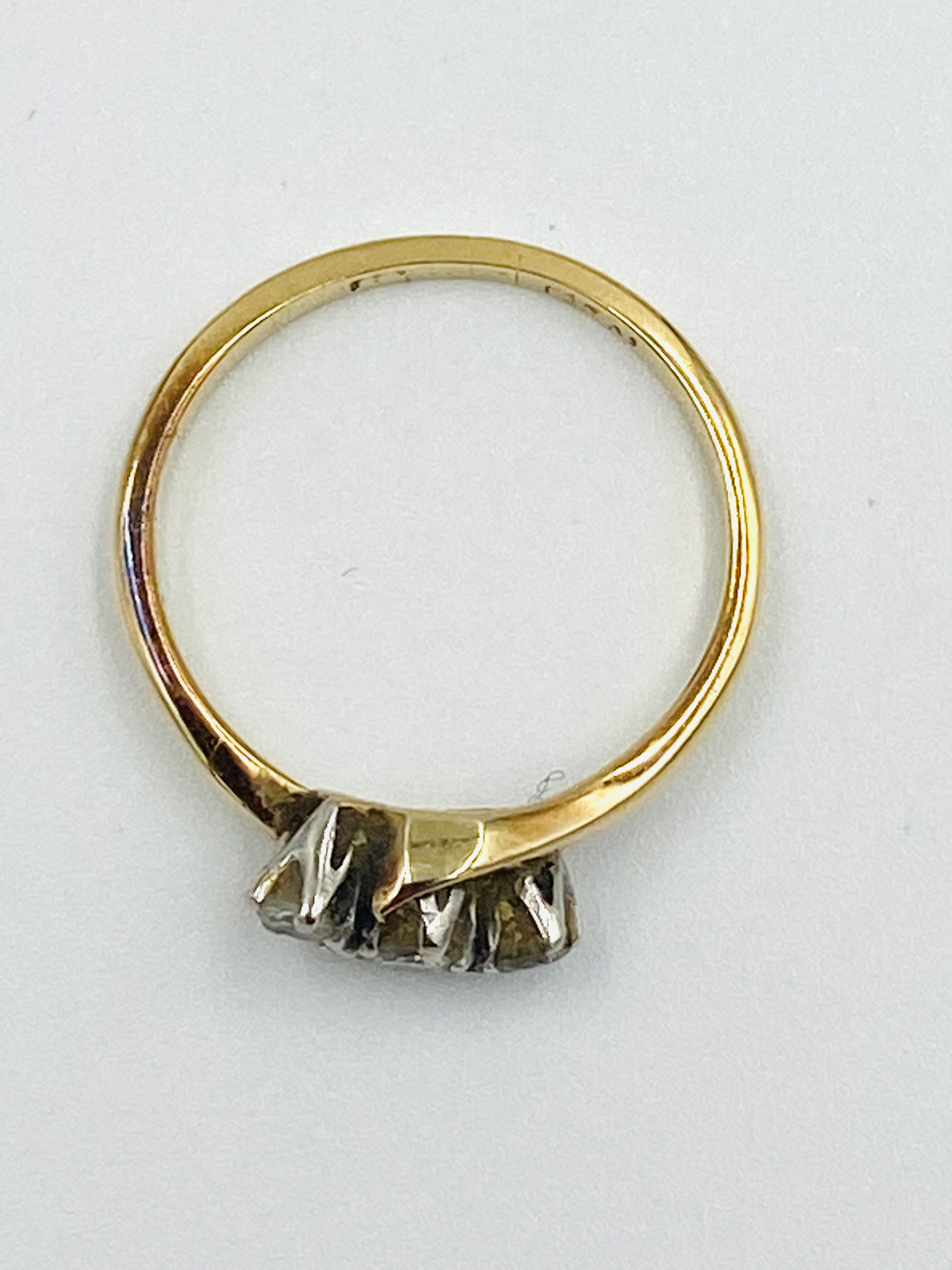 Yellow metal three stone diamond ring - Image 2 of 5