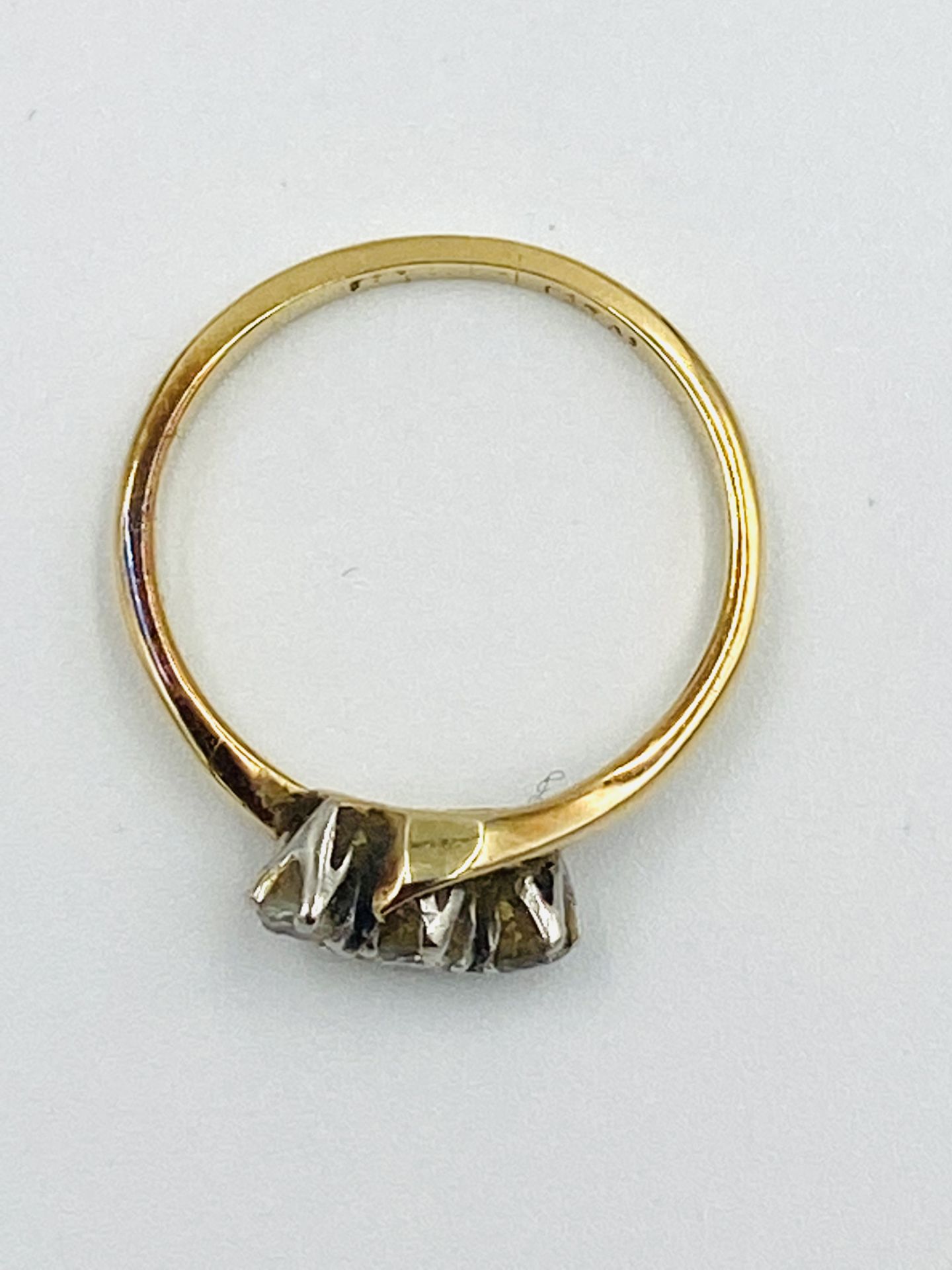 Yellow metal three stone diamond ring - Image 2 of 5