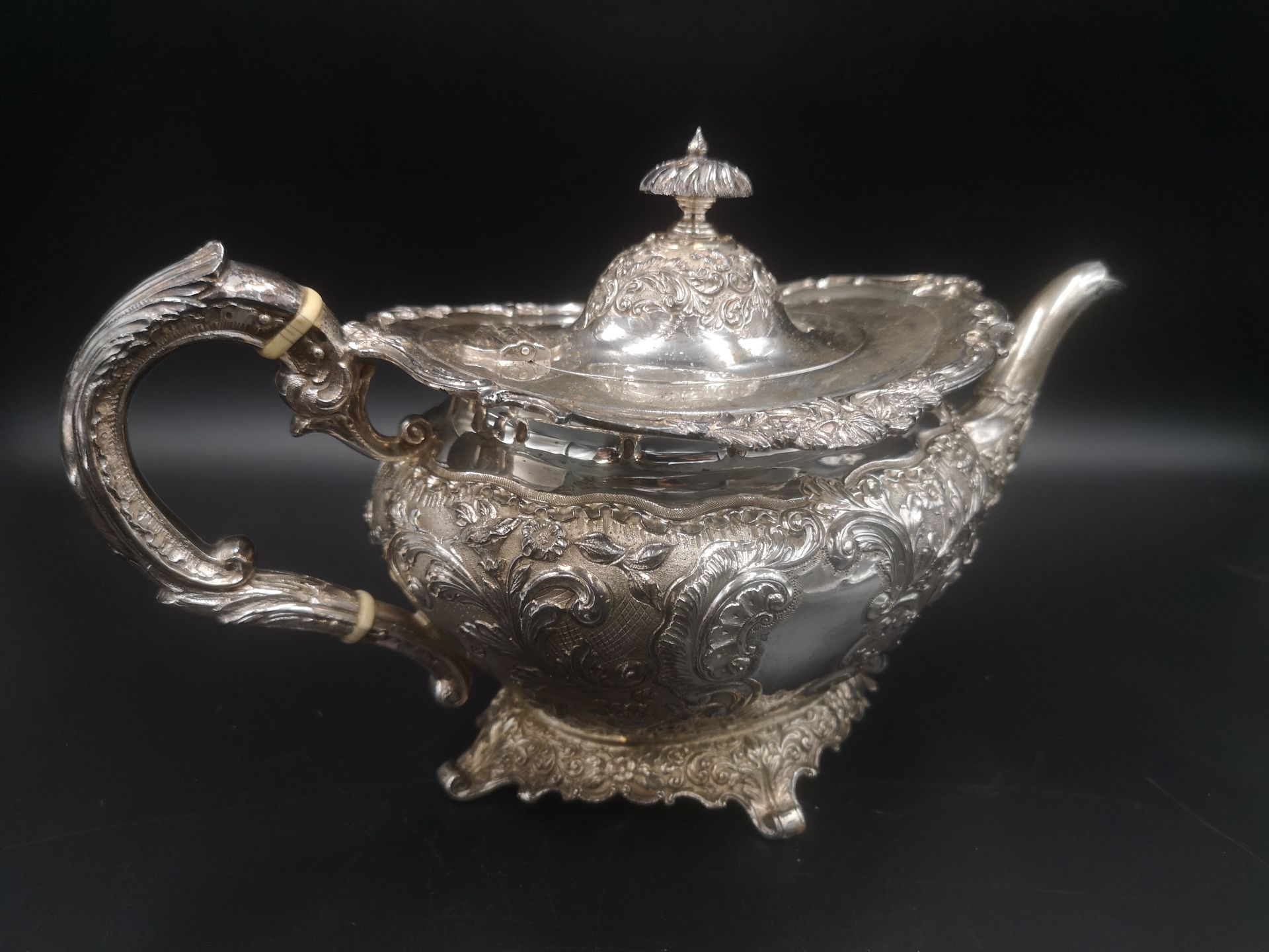 Silver teapot with repousse decoration - Image 2 of 4