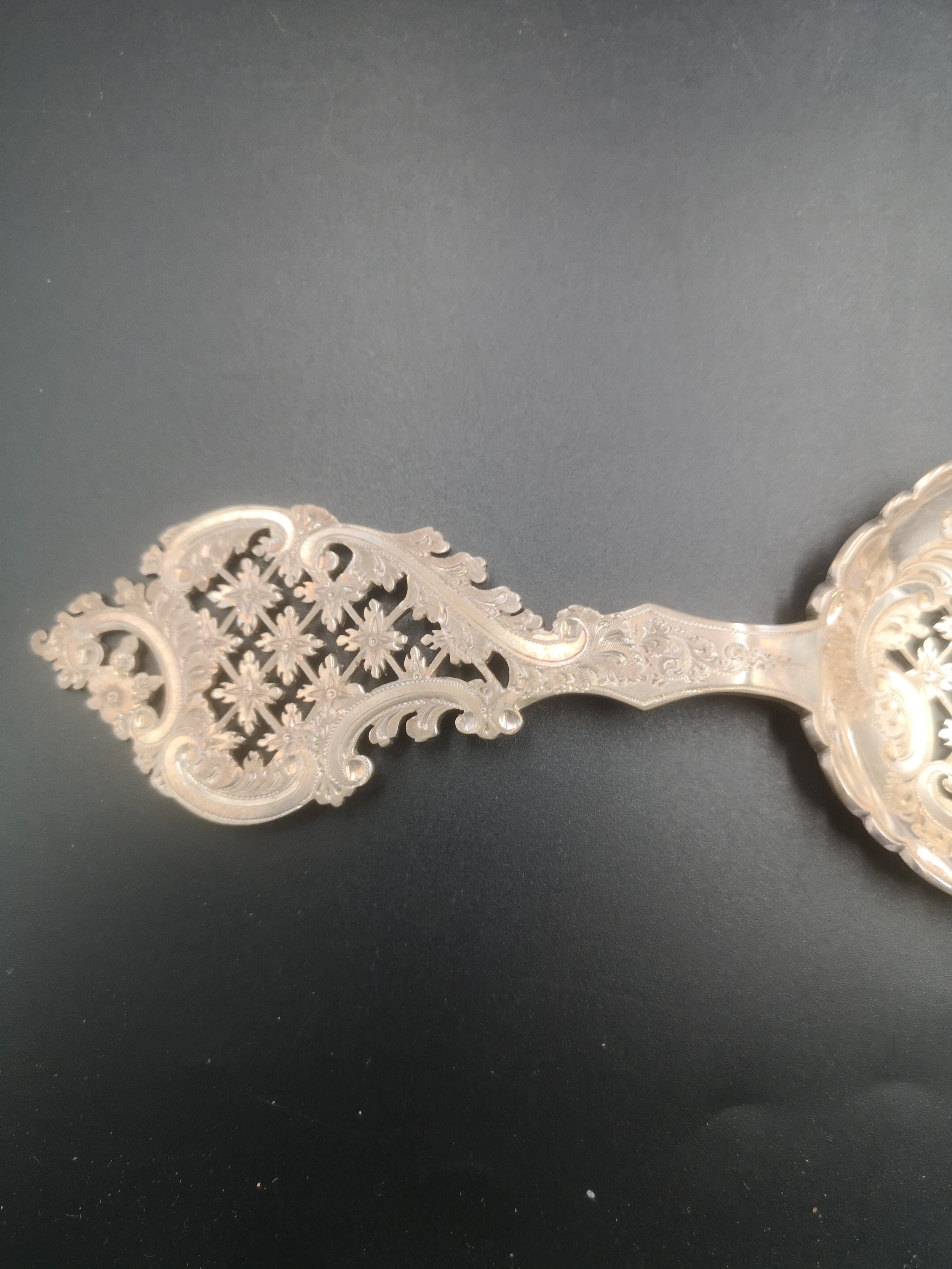 Box containing a pair of pierced and engraved silver spoons - Image 4 of 5