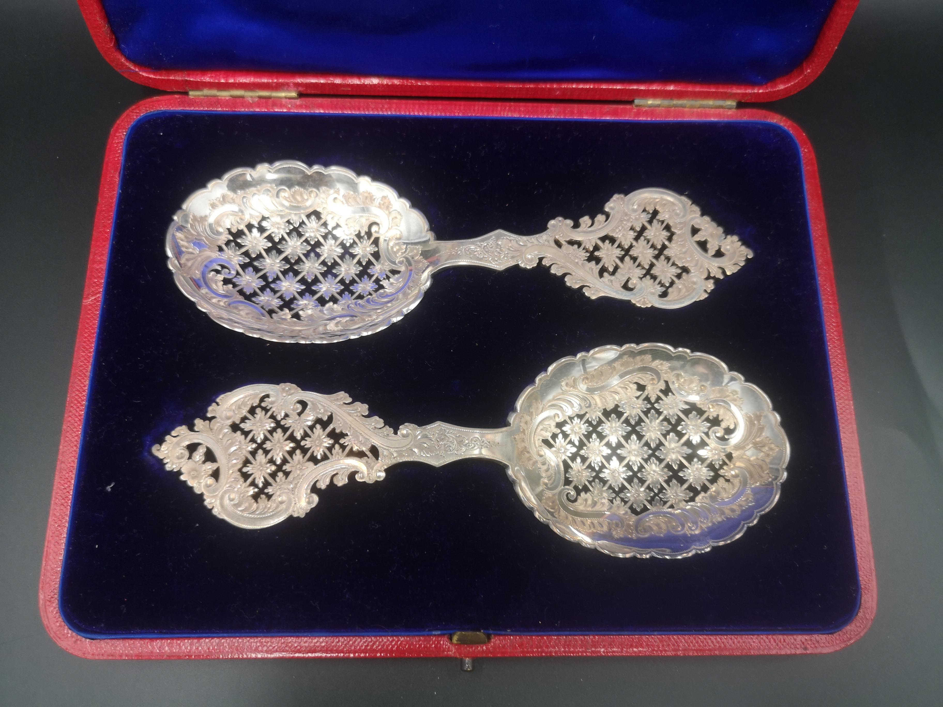 Box containing a pair of pierced and engraved silver spoons - Image 2 of 5