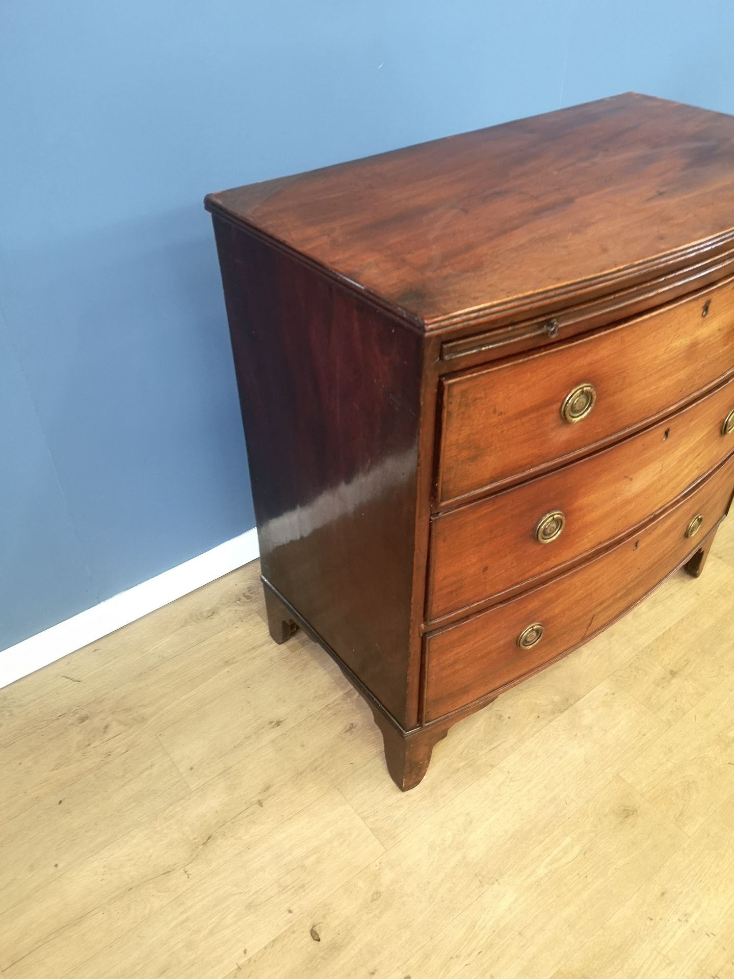 Victorian bow fronted chest of drawers - Image 5 of 7