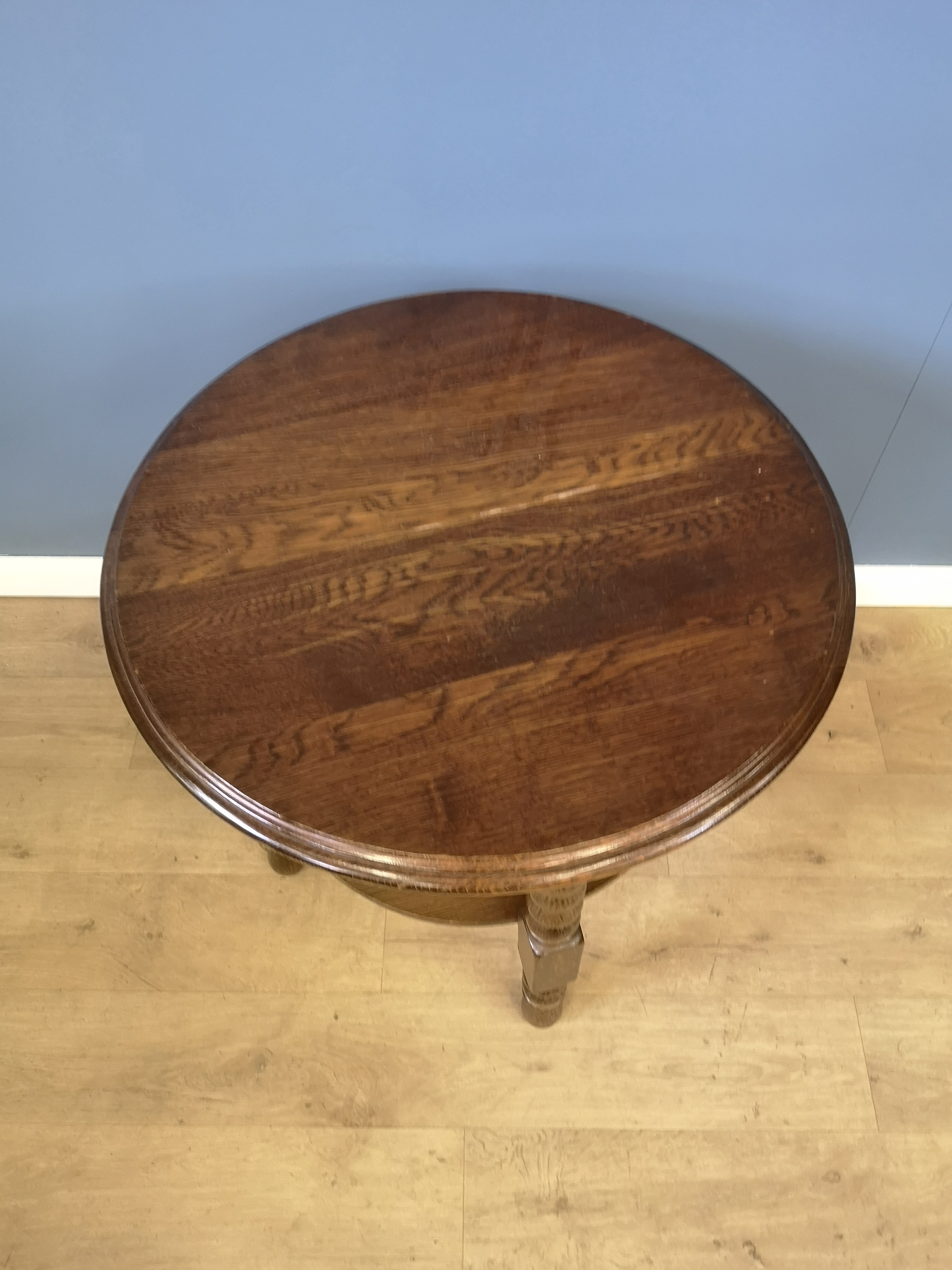 Circular oak side table - Image 2 of 4