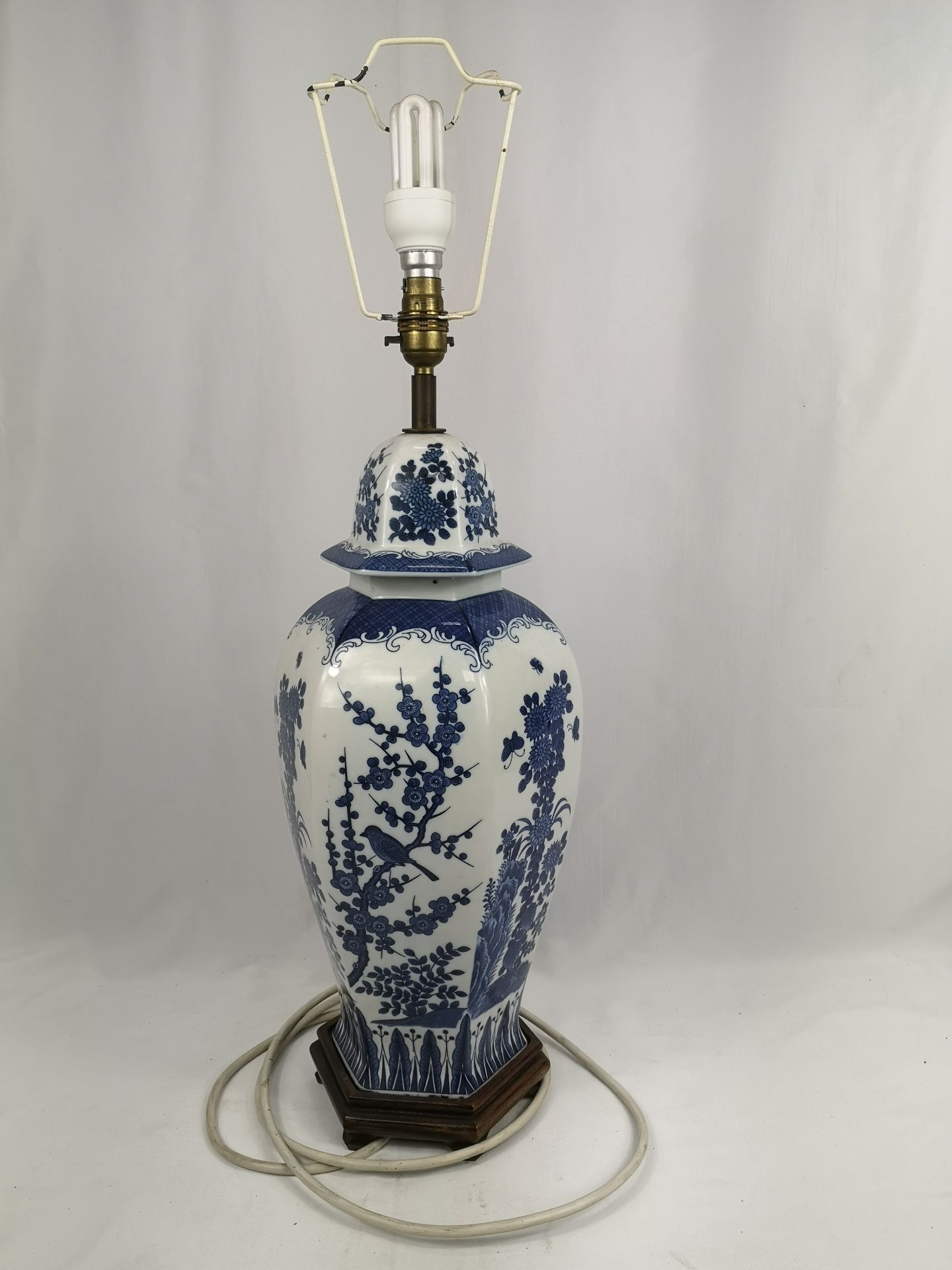 Contemporary blue and white, Oriental style table lamp - Image 5 of 5